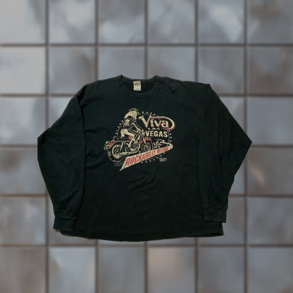 Gildan Viva Las Vegas Rockabilly Weekend Vince Ray Pinup Girl Motorcycle L/S T-Shirt 2XL Black Mens Regular T-Shirt Size US XXL / EU 58 / 5 - 1 Thumbnail