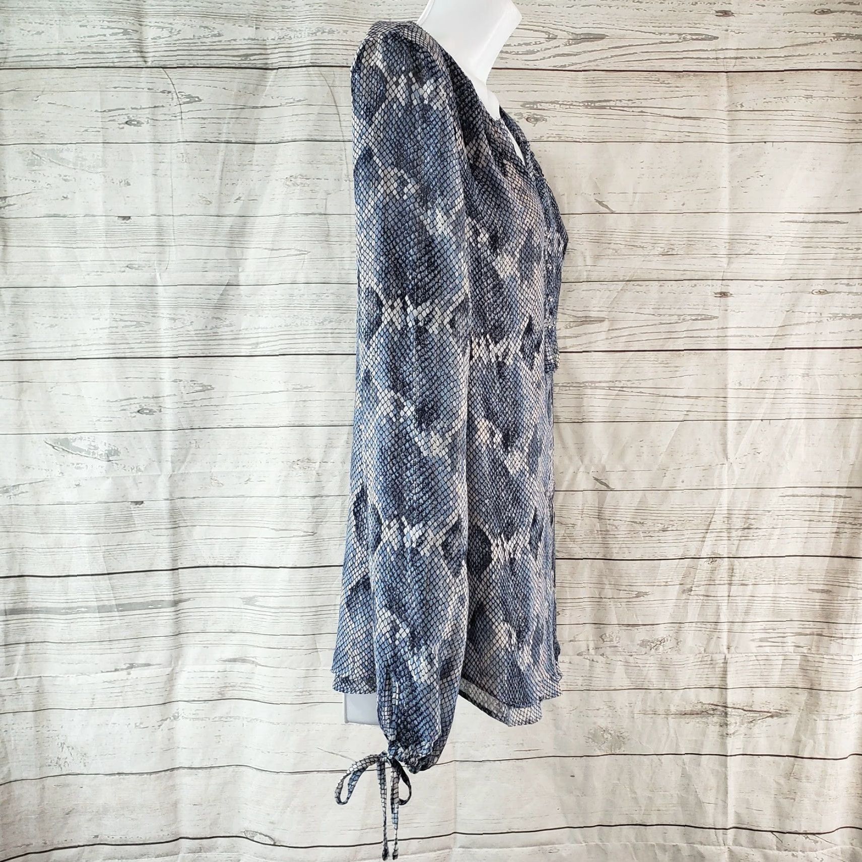 White House Black Market White House Black Market Womens Blouse Sz 4 Blue Snakeskin Print Long Sleeve Size S / US 4 / IT 40 - 3 Thumbnail