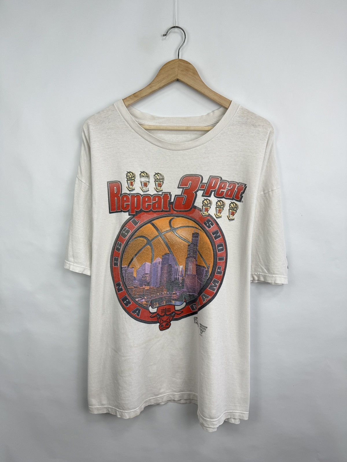 Starter 🇺🇸 Vintage 1998 Chicago Bulls Repeat 3 Peat Starter T-Shir Size US XXL / EU 58 / 5 - 4 Thumbnail