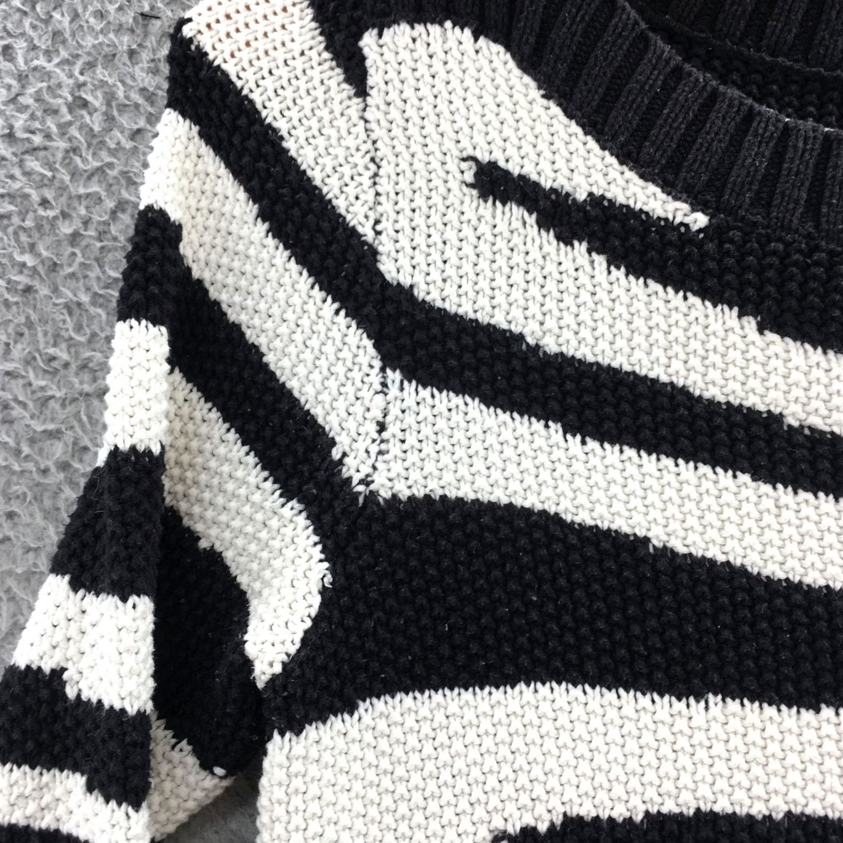 Calvin Klein Calvin Klein Pullover Sweater Top Womens M White Animal Print Cotton Blend Knit Shirt Ladies M White Animal Print Size M / US 6-8 / IT 42-44 - 6 Thumbnail