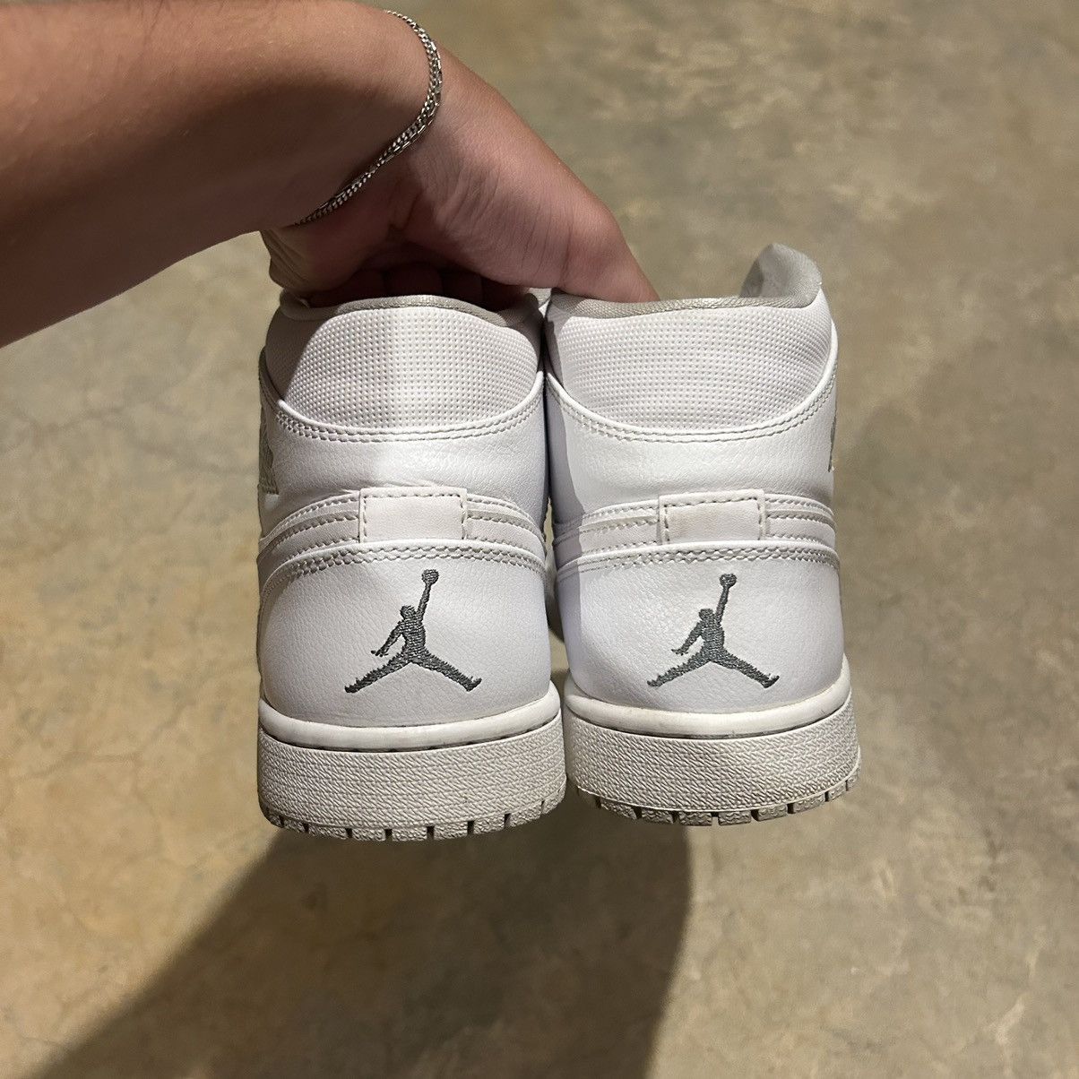 Jordan Brand × Nike Air Jordan 1 Retro Mid Triple White Cool Grey 2014 US 10.5 Size US 10.5 / EU 43-44 - 4 Thumbnail