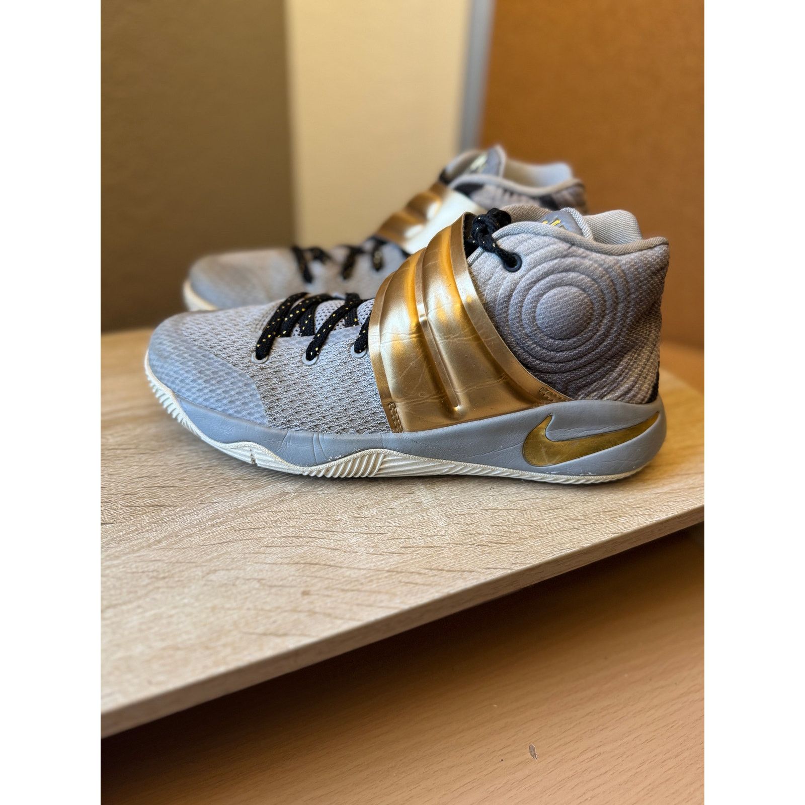 Nike Kyrie Elizabeth Basketball Sneakers Size Y