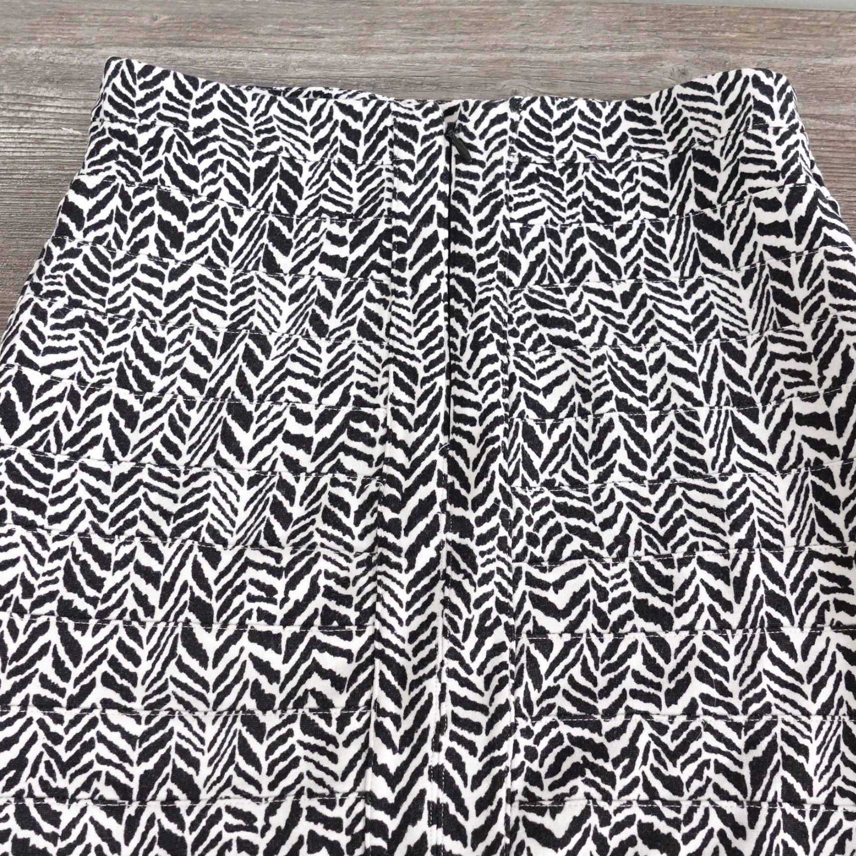 Express EXPRESS BLACK WHITE ANIMAL PRINT SKIRT WOMENS SIZE 0 Size 25" / US 0 / IT 36 - 4 Thumbnail