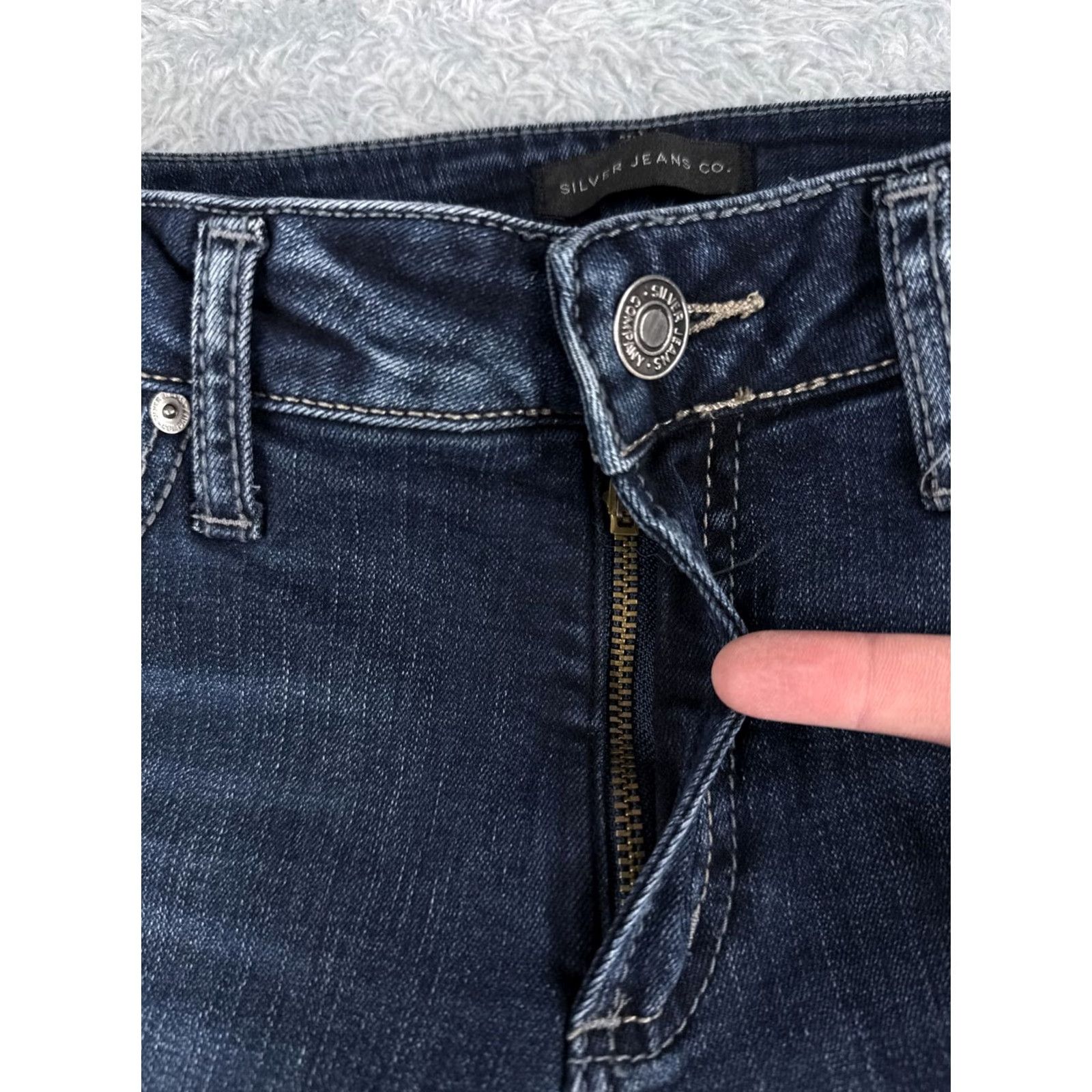Silver Jeans Co. Silver Jeans Suki Blue Denim Bootcut Jeans Women 31x31 Embroidered 5-Pocket Cotton Blend Medium Wash Slim Distressed N/A Size 24" / US 00 / IT 34 - 5 Thumbnail