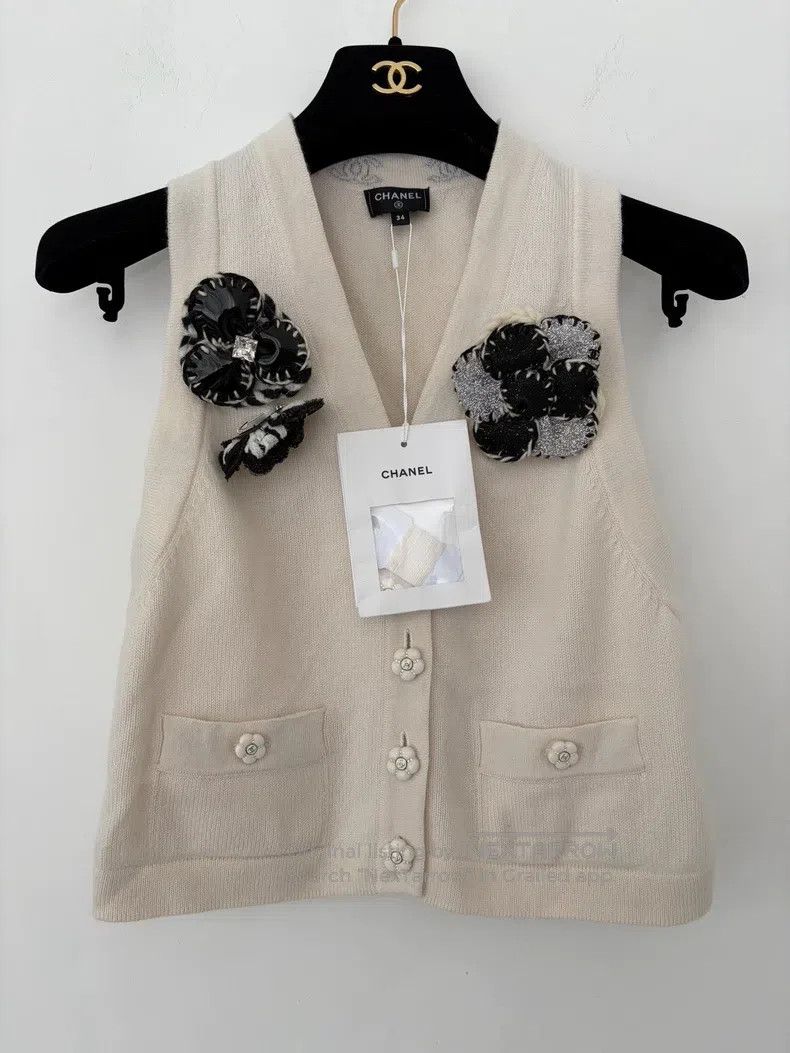 Chanel Chanel Camelia button corse knitted vest Size XXS / US 00 / IT 34 - 1 Thumbnail