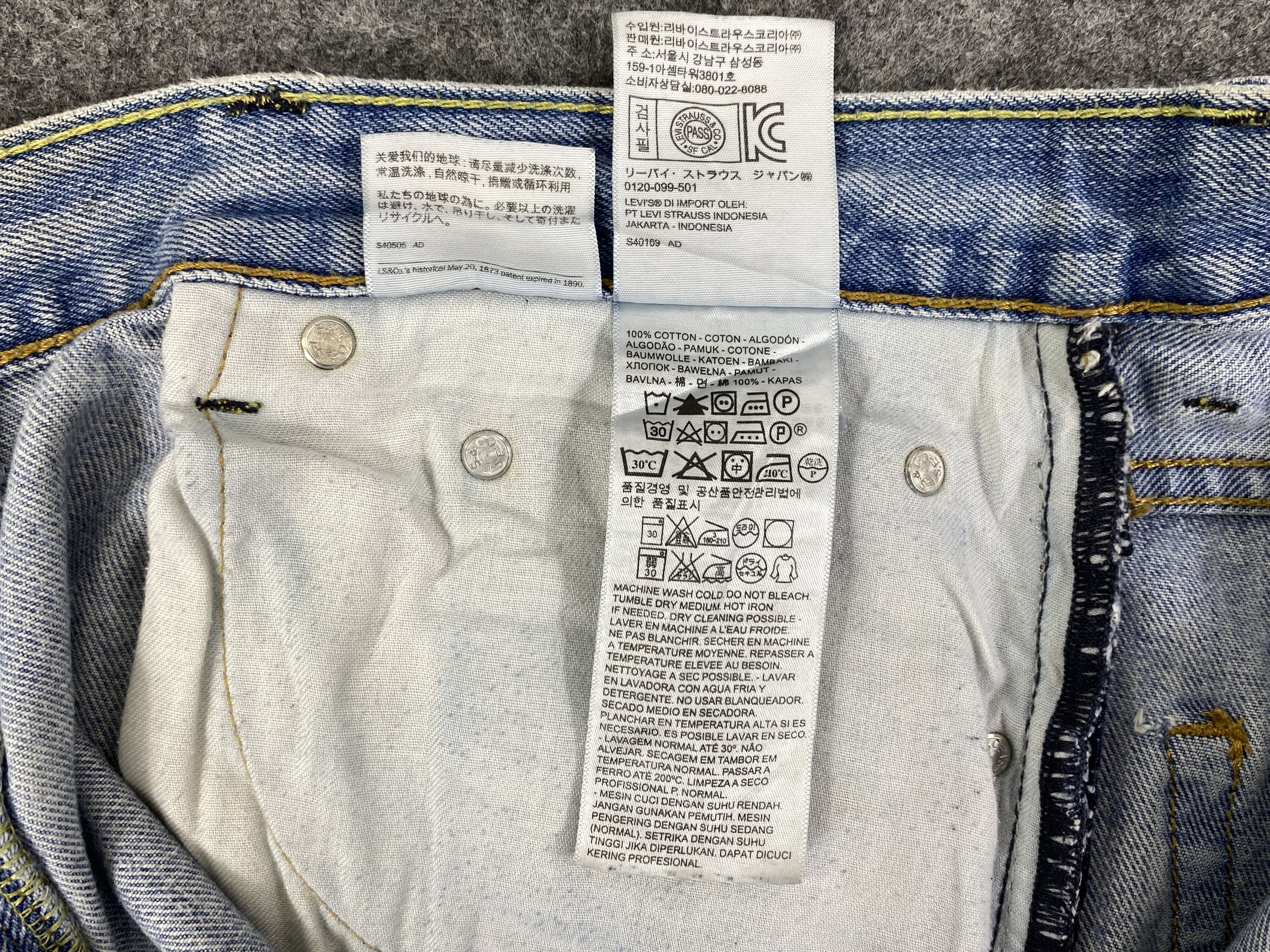 Levi's Light Blue Wash Vintage Levi's 550 35x29 Denim -JN1834 Size US 35 - 9 Thumbnail