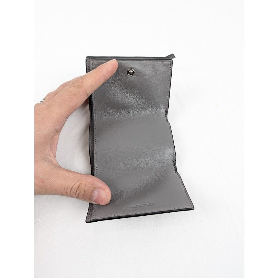 Balenciaga o1rshd1 Size: OS/ Tri-Fold Mini New Classic Wallet Dark Grey Size ONE SIZE - 12 Thumbnail
