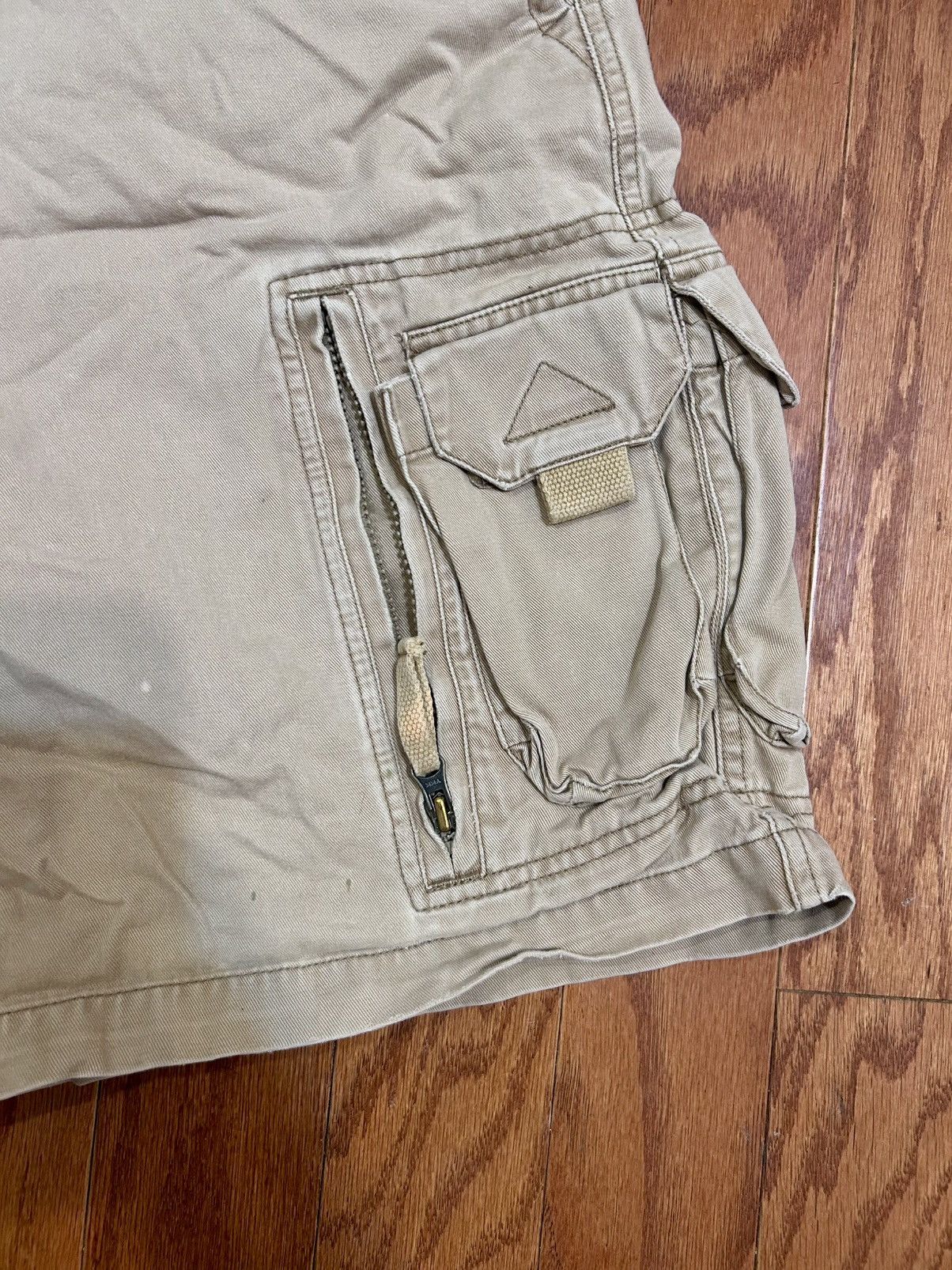 Old Navy Old Navy Tan Cargo Shorts with Belt Y2K Utilitarian Size US 34 / EU 50 - 2 Thumbnail