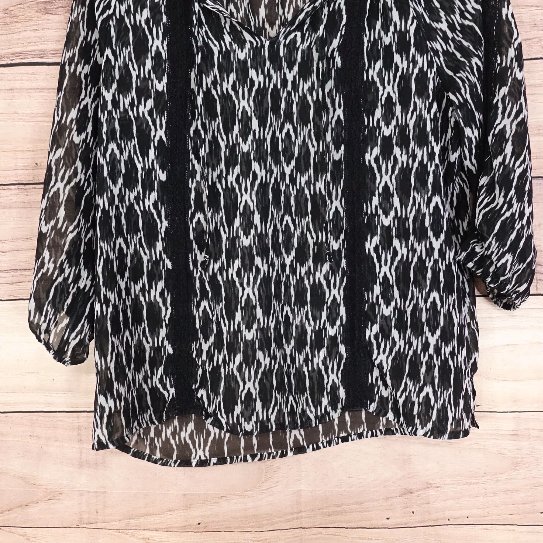 Express EXPRESS BLOUSE WOMENS SZ S BLACK WHITE SHEER SEE THRU GEOMETRIC SMALL Size S / US 4 / IT 40 - 3 Thumbnail