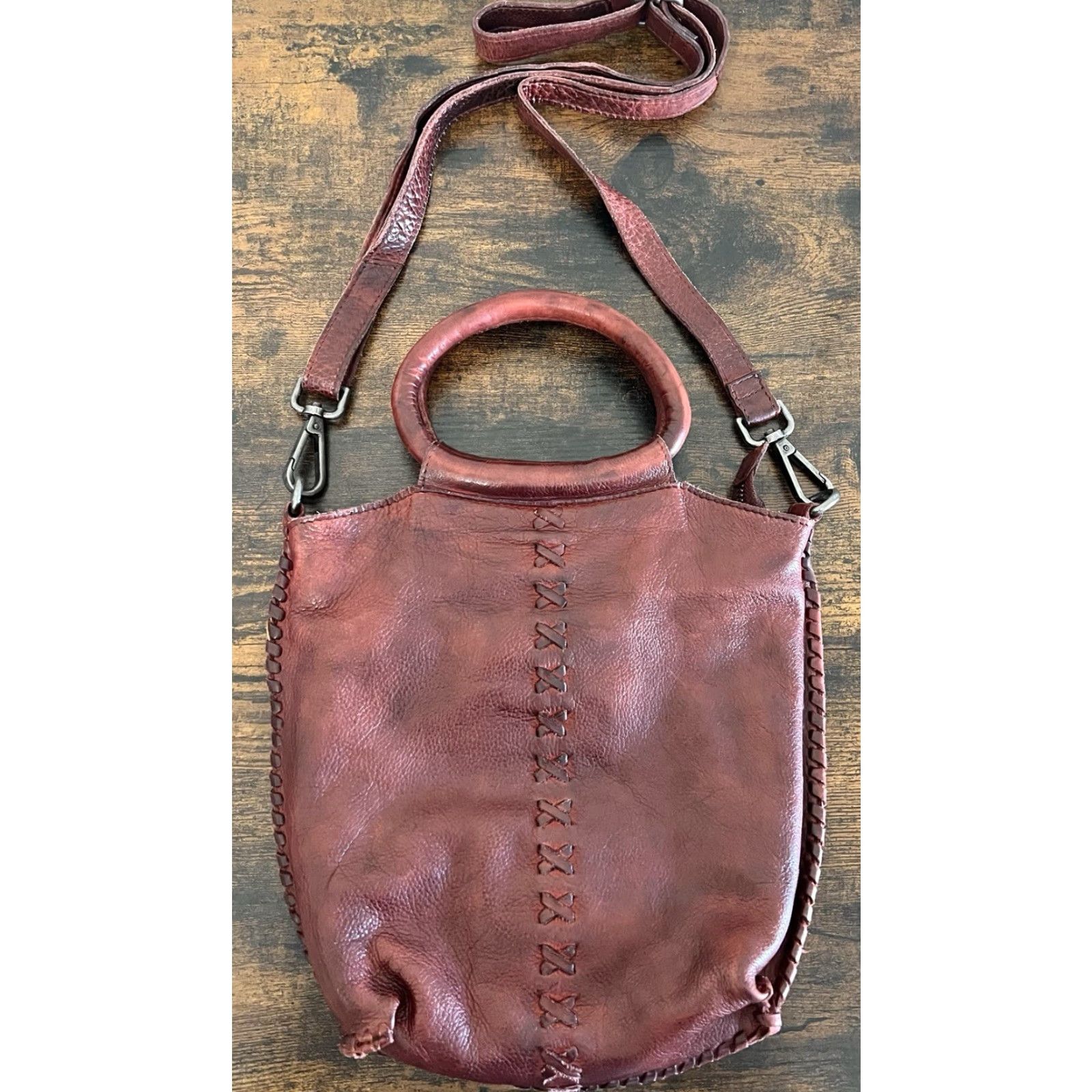 Vintage Latico Crossbody Bag Women Burgundy Leather Oxblood Distressed Adjustable Strap Inner Pockets Outdoor Pockets EUC Size ONE SIZE - 3 Thumbnail