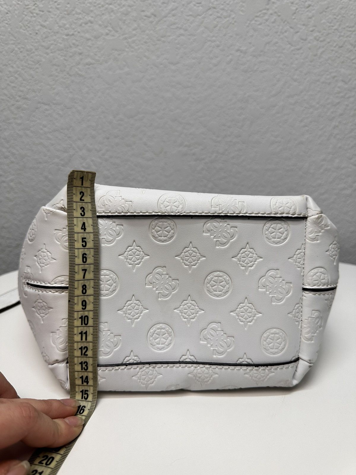 Guess Guess White Monogram Bucket Bag Gold Hardware Y2K Style Size ONE SIZE - 25 Thumbnail