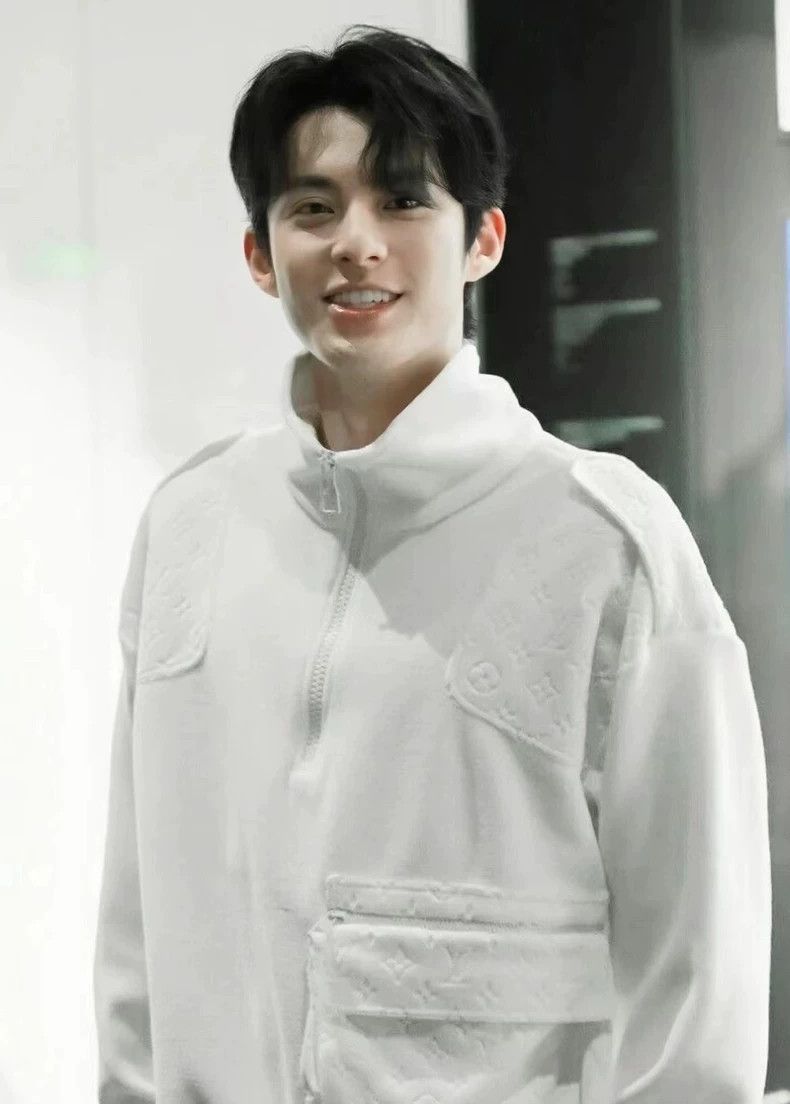 Louis Vuitton Louis Vuitton White flocked embossed half-zip sweatshirt 25 Size US XS / EU 42 / 0 - 7 Thumbnail