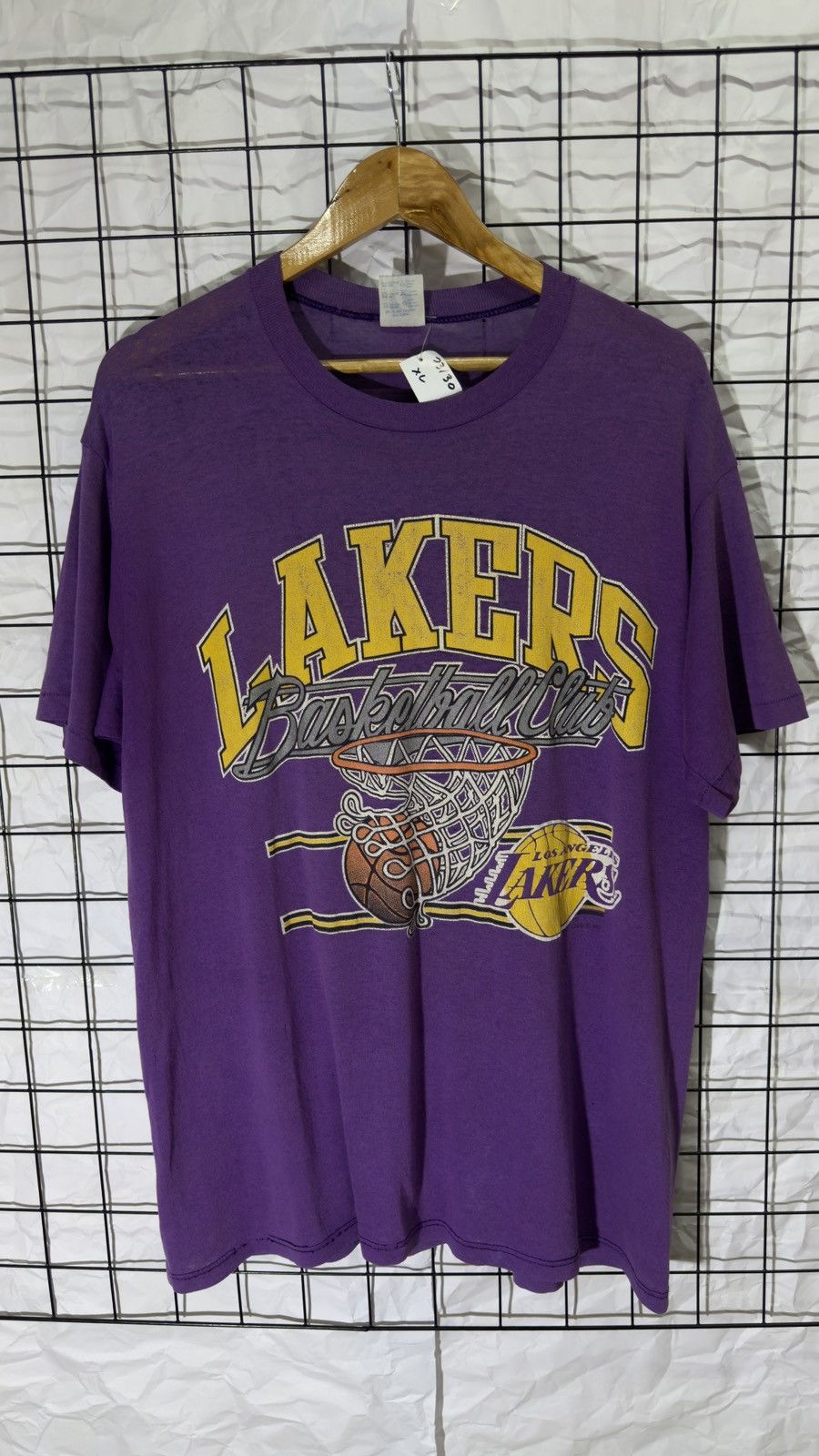 NBA Vintage 90's paper thin NBA LA Lakers tee shirt Size US XL / EU 56 / 4 - 2 Thumbnail