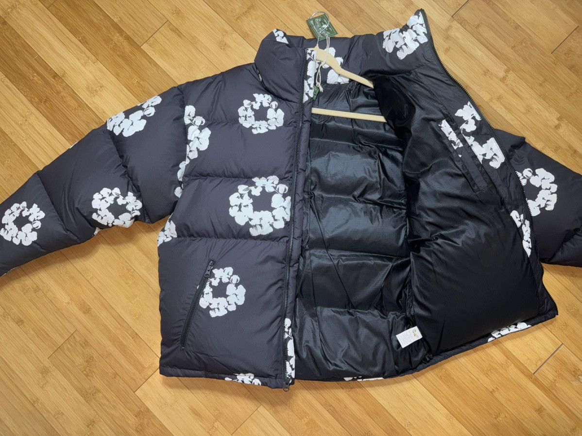 DENIM TEARS Denim Tears Cotton Wreath Puffer Jacket Black - Size Large Size US L / EU 52-54 / 3 - 3 Thumbnail
