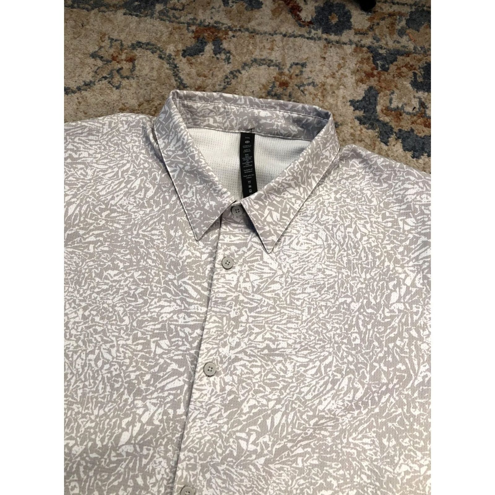 Lululemon Lululemon Shirt Mens 2XL Gray Abstract Graphic Print Short Sleeve Button-Up Stretch Size US XXL / EU 58 / 5 - 7 Thumbnail