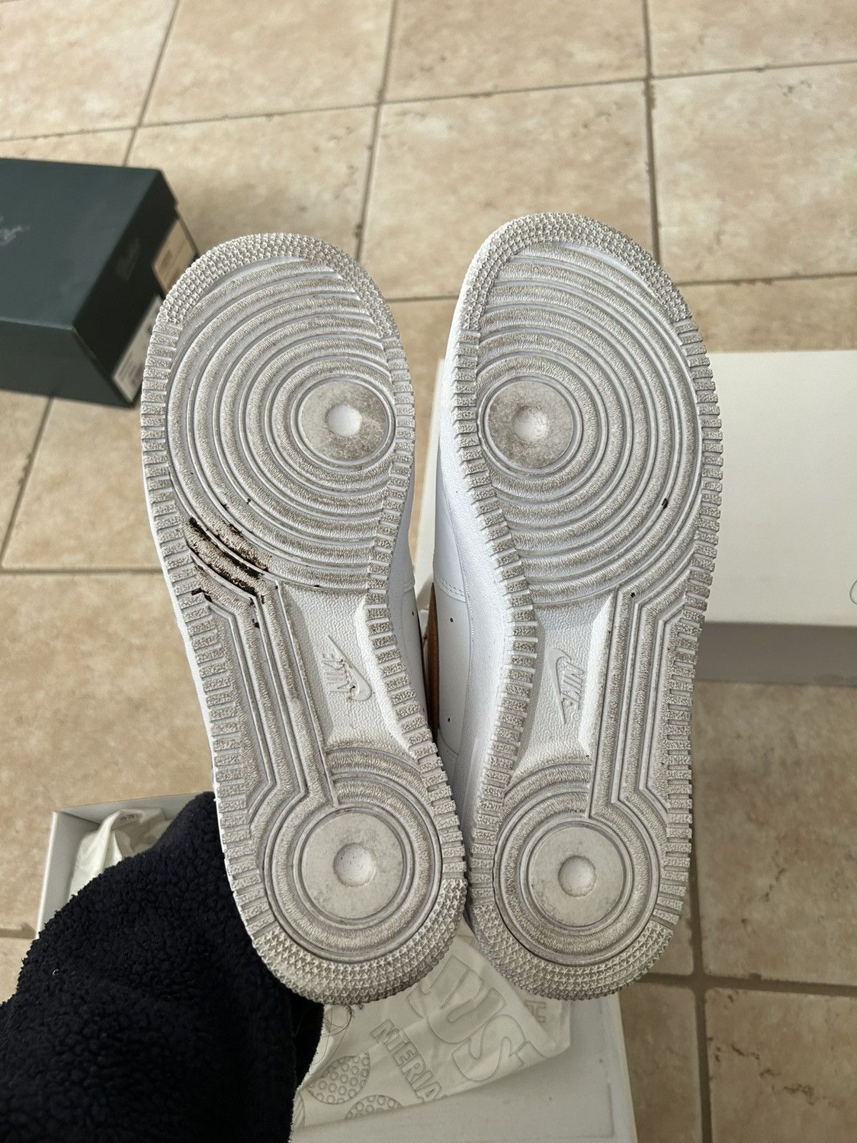 Nike NIKE AIR FORCE 1 WHITE/CURRY SZ 9.5 Size US 9.5 / EU 42-43 - 6 Thumbnail