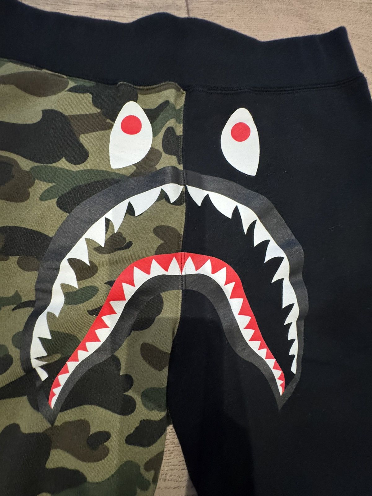 Bape Bape Split Camo Shark Sweat Shorts Black/Green – Size L Size US 36 / EU 52 - 4 Thumbnail