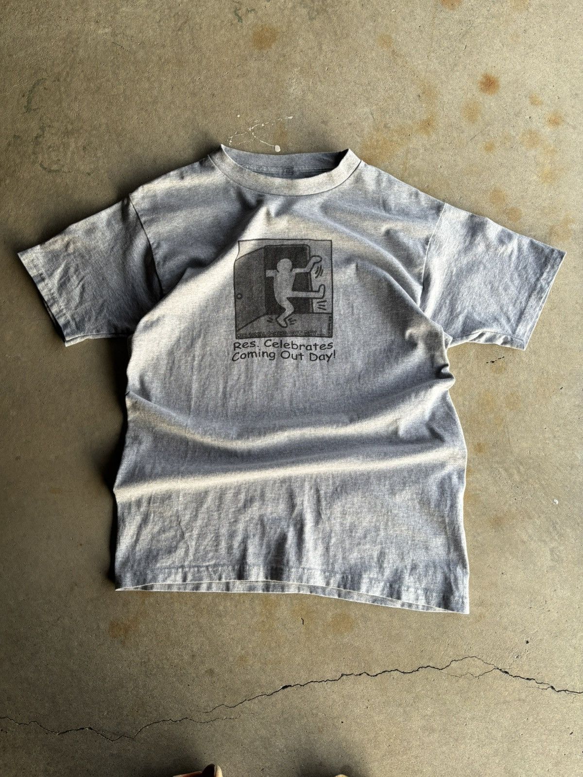 Keith Haring Vintage 90s Keith Haring Coming Out Day LGBT Grey Faded Tee Size US L / EU 52-54 / 3 - 1 Thumbnail