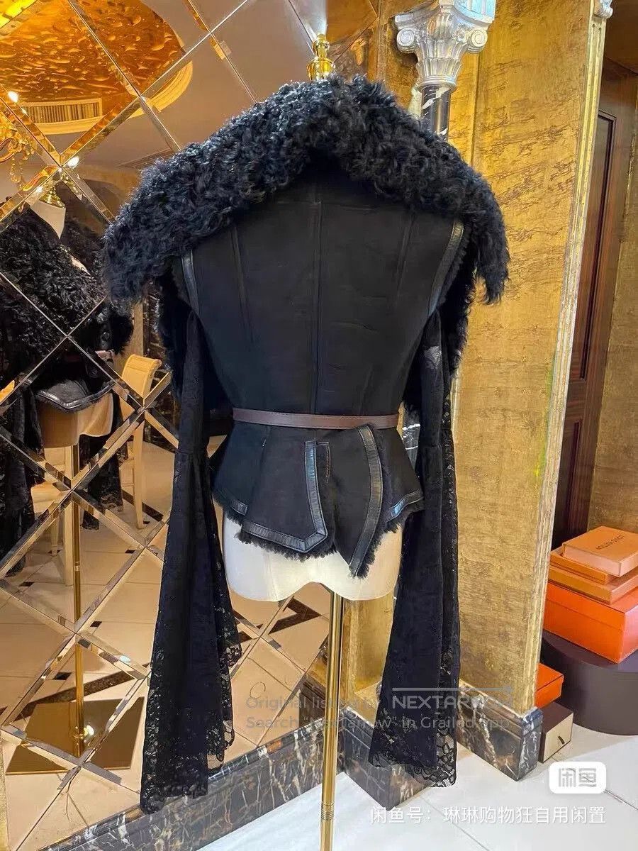 Givenchy Givenchy Shearling Fur Showpiece. Size XS / US 0-2 / IT 36-38 - 8 Thumbnail