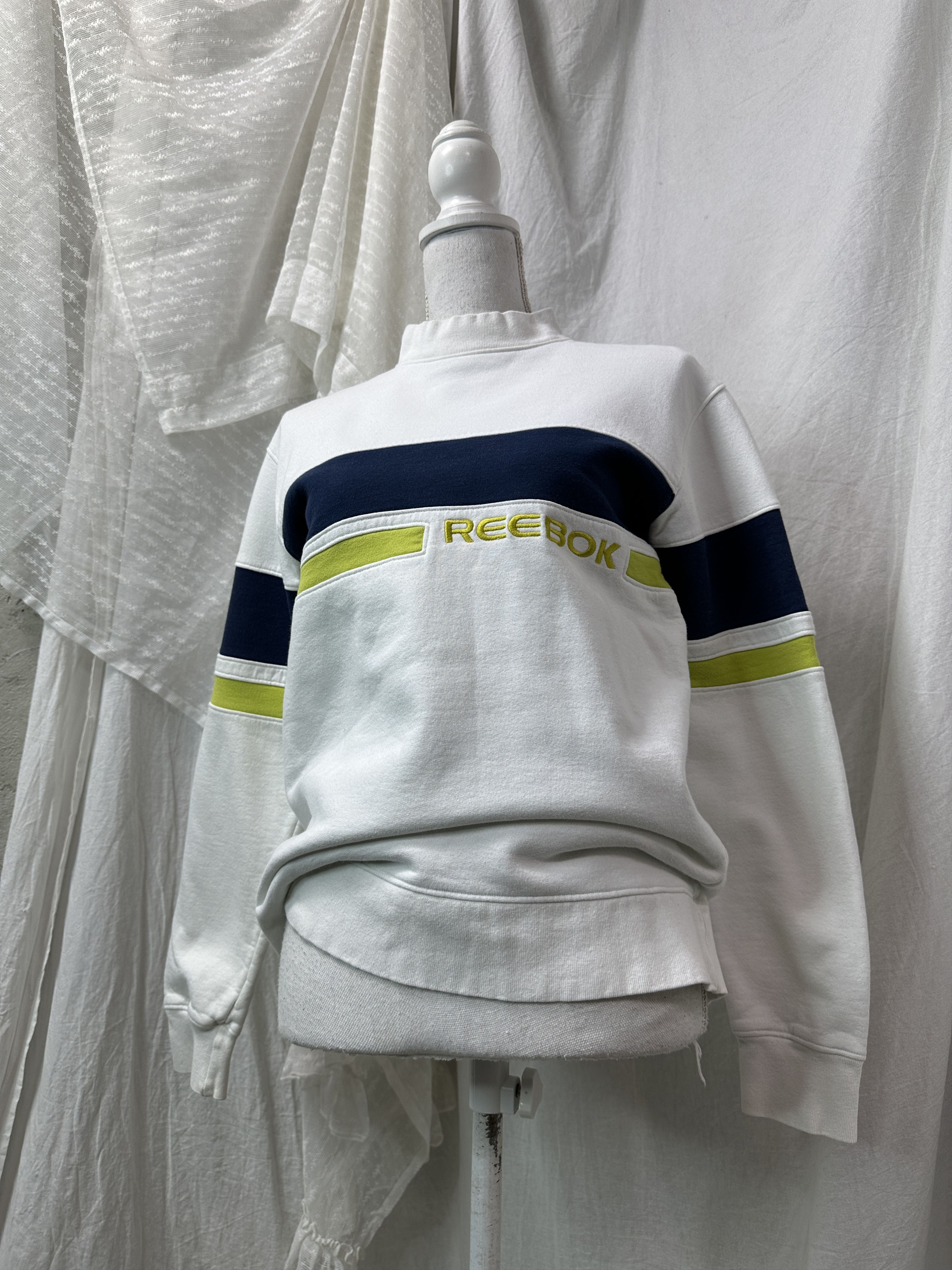 Reebok Vintage Old School Streetwear Reebok Sweatshirt 90s Size US S / EU 44-46 / 1 - 1 Thumbnail