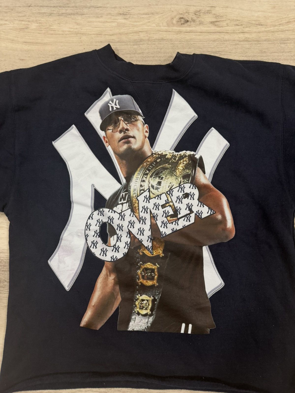 WWE Yankees/WWE The Rock cropped short sleeve sweatshirt Size US M / EU 48-50 / 2 - 2 Thumbnail