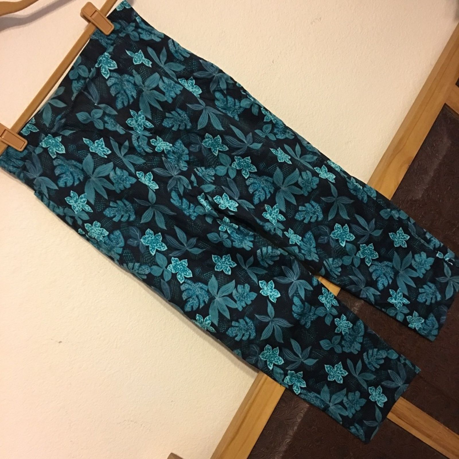 Other Sag Harbor floral stretch capris NWOT 8 Size 30" / US 8 / IT 44 - 5 Thumbnail