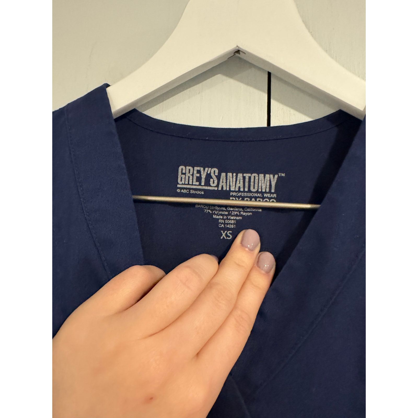 Other Greys Anatomy Navy Blue Scrub Top Size XS Size XS / US 0-2 / IT 36-38 - 2 Thumbnail