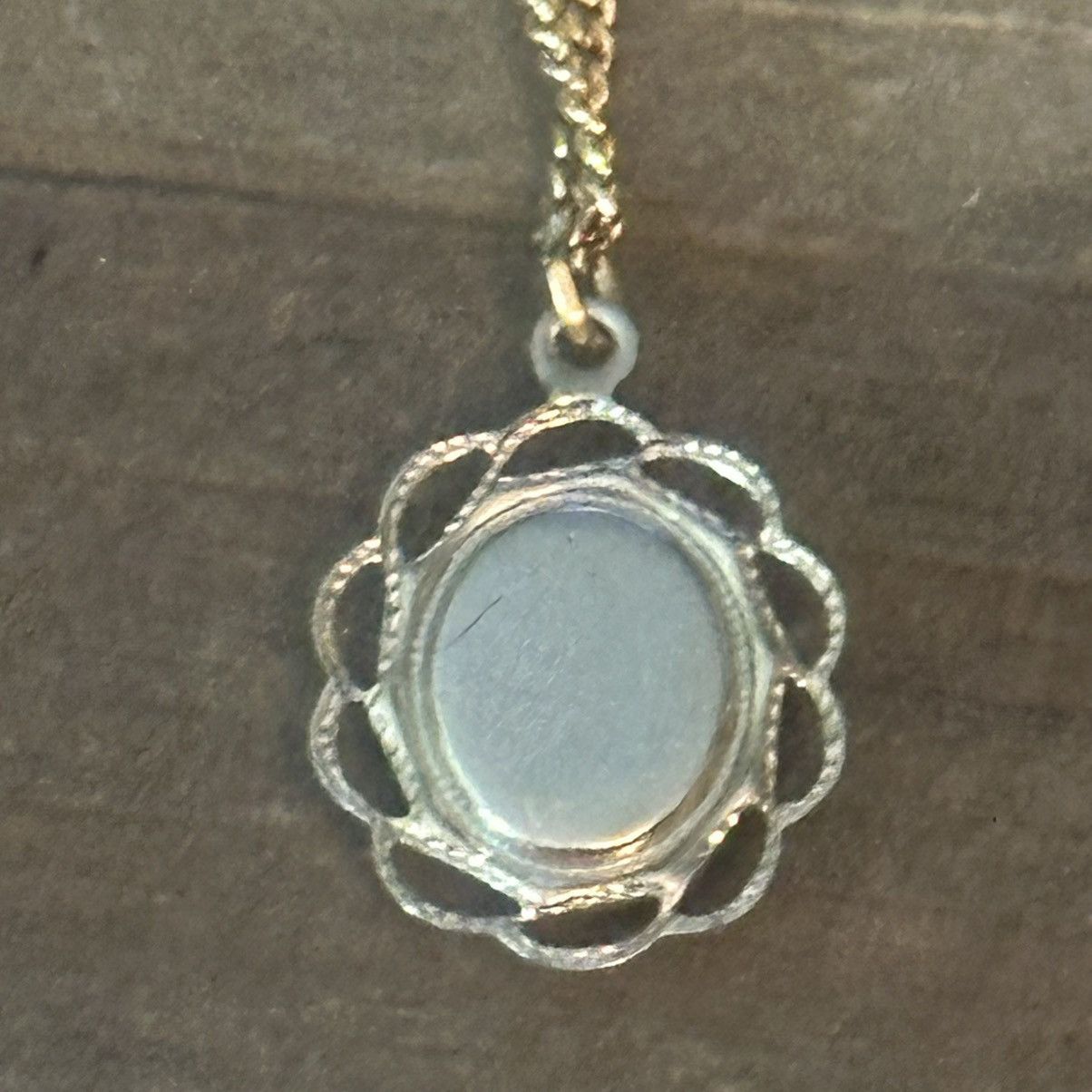 Vintage Vintage dainty gold oval mother of pearl pendant necklace Size ONE SIZE - 5 Thumbnail