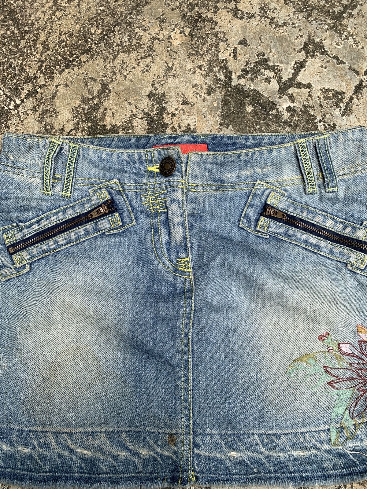 Japanese Brand y2k EnC Blue Ripped Flower Embroidery Mini Jeans Skirt Size 30" / US 8 / IT 44 - 5 Thumbnail