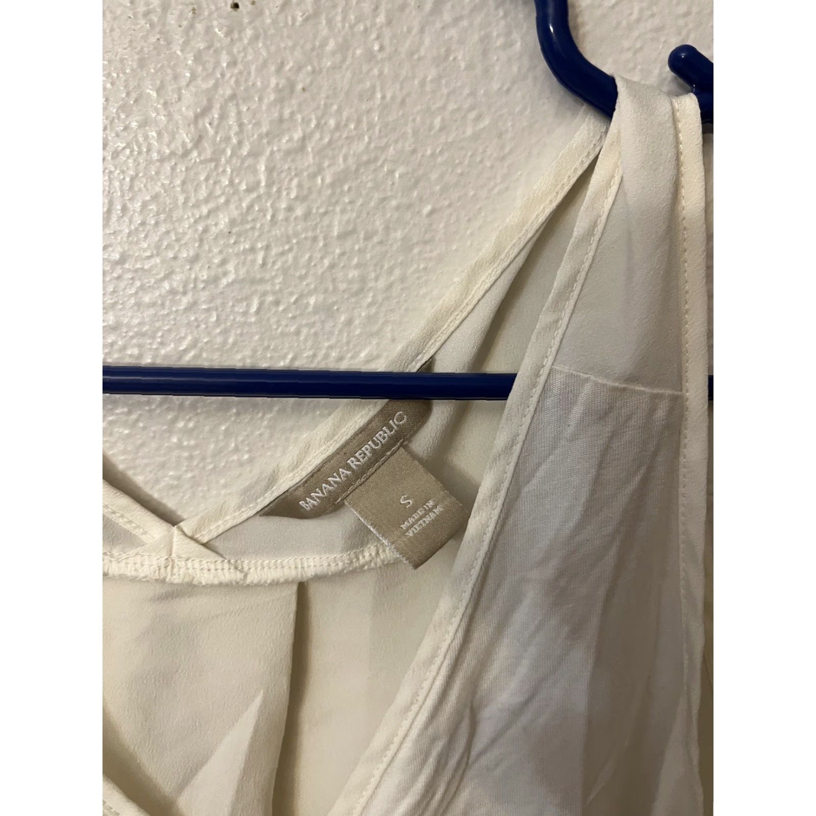 Banana Republic VINTAGE Banana Republic Cream V-Neck Sleeveless Lightweight Pullover Top Women's Sz S (Regular Fit, Blouse) Size S / US 4 / IT 40 - 2 Thumbnail