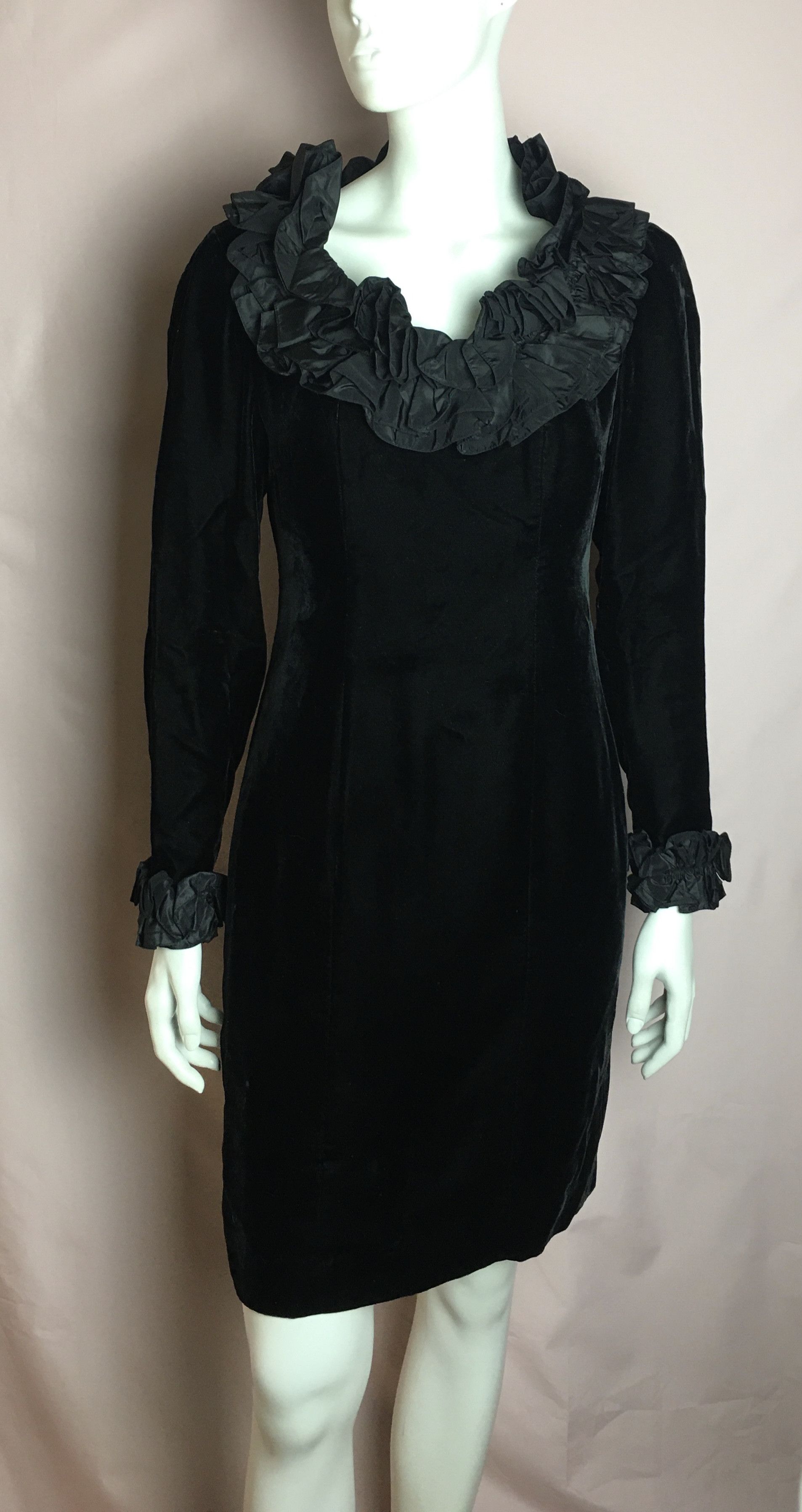 Guy Laroche Vintage Guy Laroche Black Velvet Ruffle Collar Dress 1980s Size S / US 4 / IT 40 - 5 Thumbnail