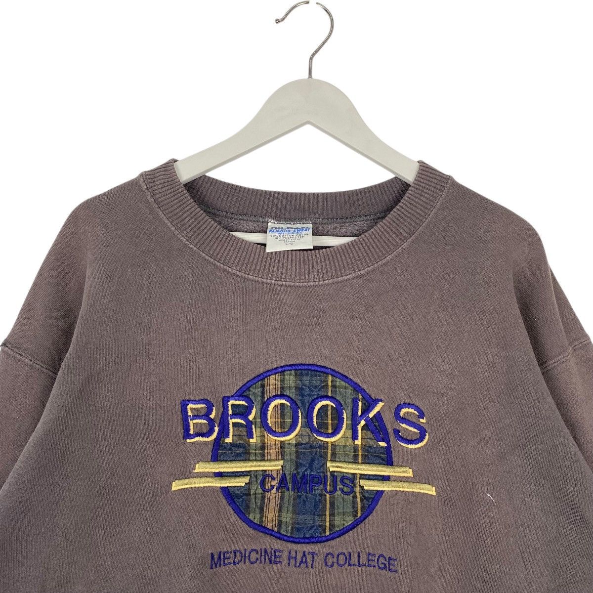 Other Vintage Gildan Heavy Embroidered Sweatshirt Brown Size L Size US L / EU 52-54 / 3 - 4 Thumbnail