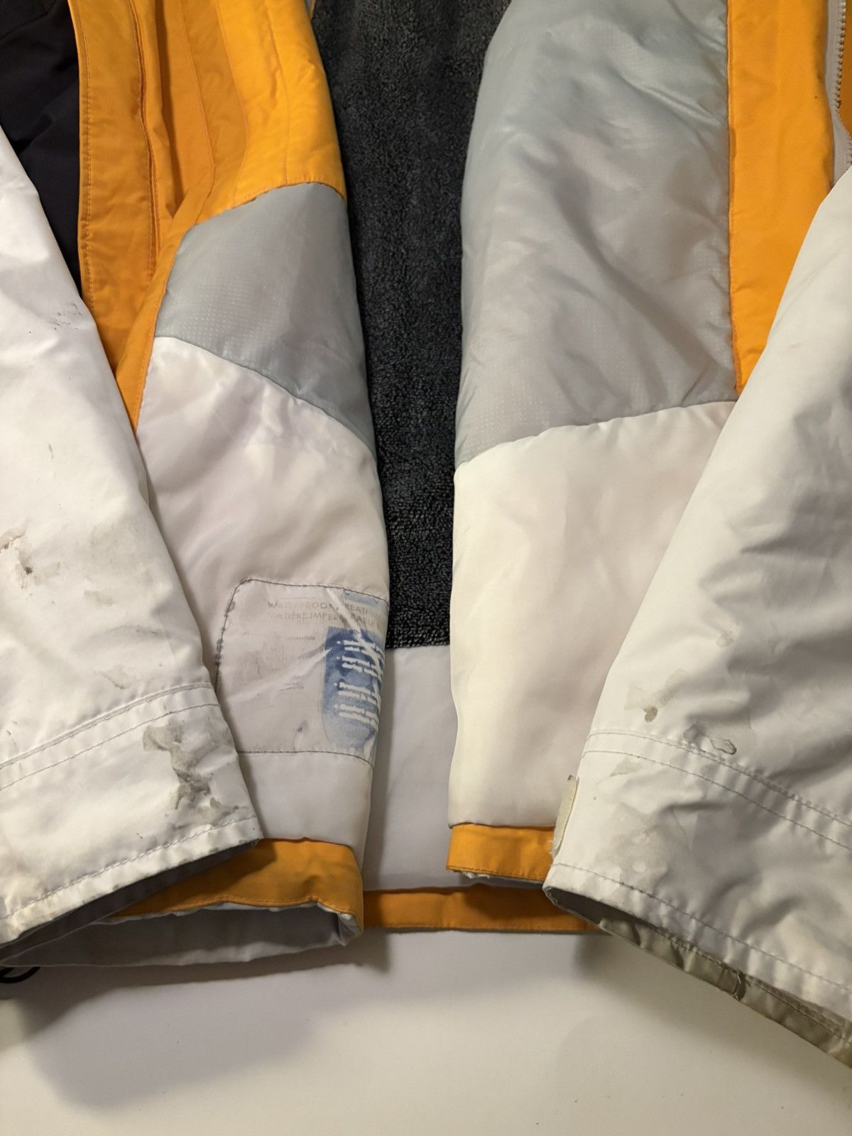 Columbia Columbia puffer with Yellow and grey accents Size US L / EU 52-54 / 3 - 4 Thumbnail