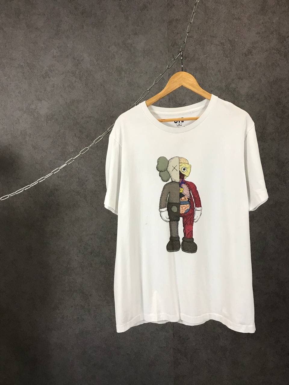 Kaws × Uniqlo Kaws x Uniqlo art big logo designer tee Size US XL / EU 56 / 4 - 1 Thumbnail