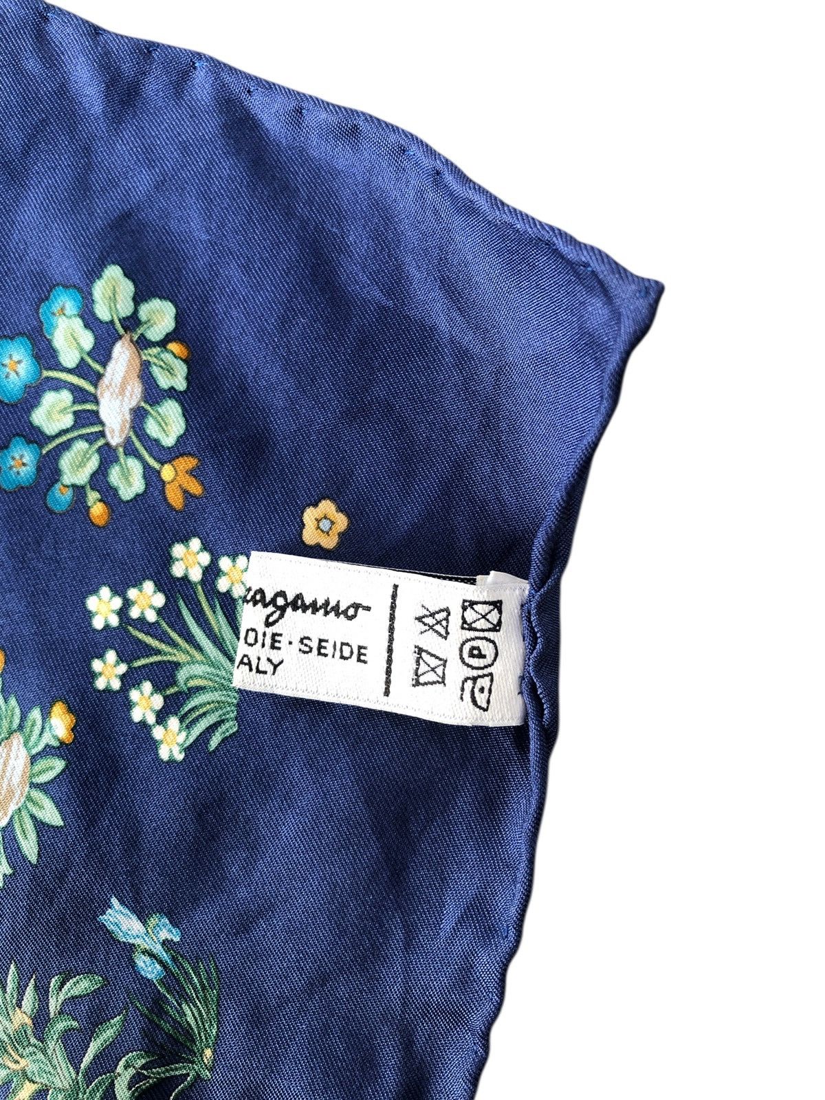 Salvatore Ferragamo Vintage Salvatore Ferragamo Silk Scarf Size ONE SIZE - 6 Thumbnail