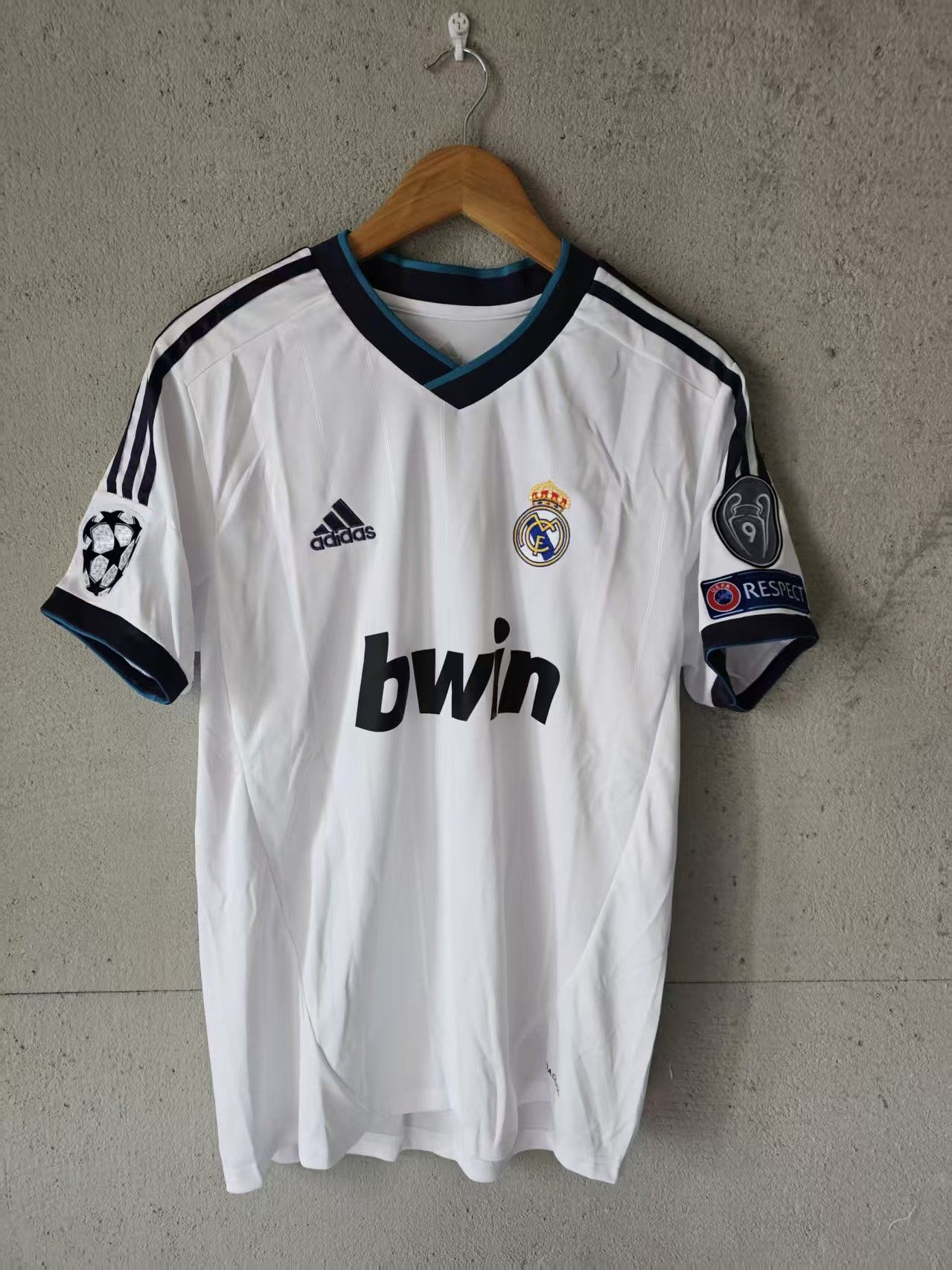 Other 2012 13 Real Madrid #10 Mesut Özil Jersey Size US M / EU 48-50 / 2 - 2 Thumbnail