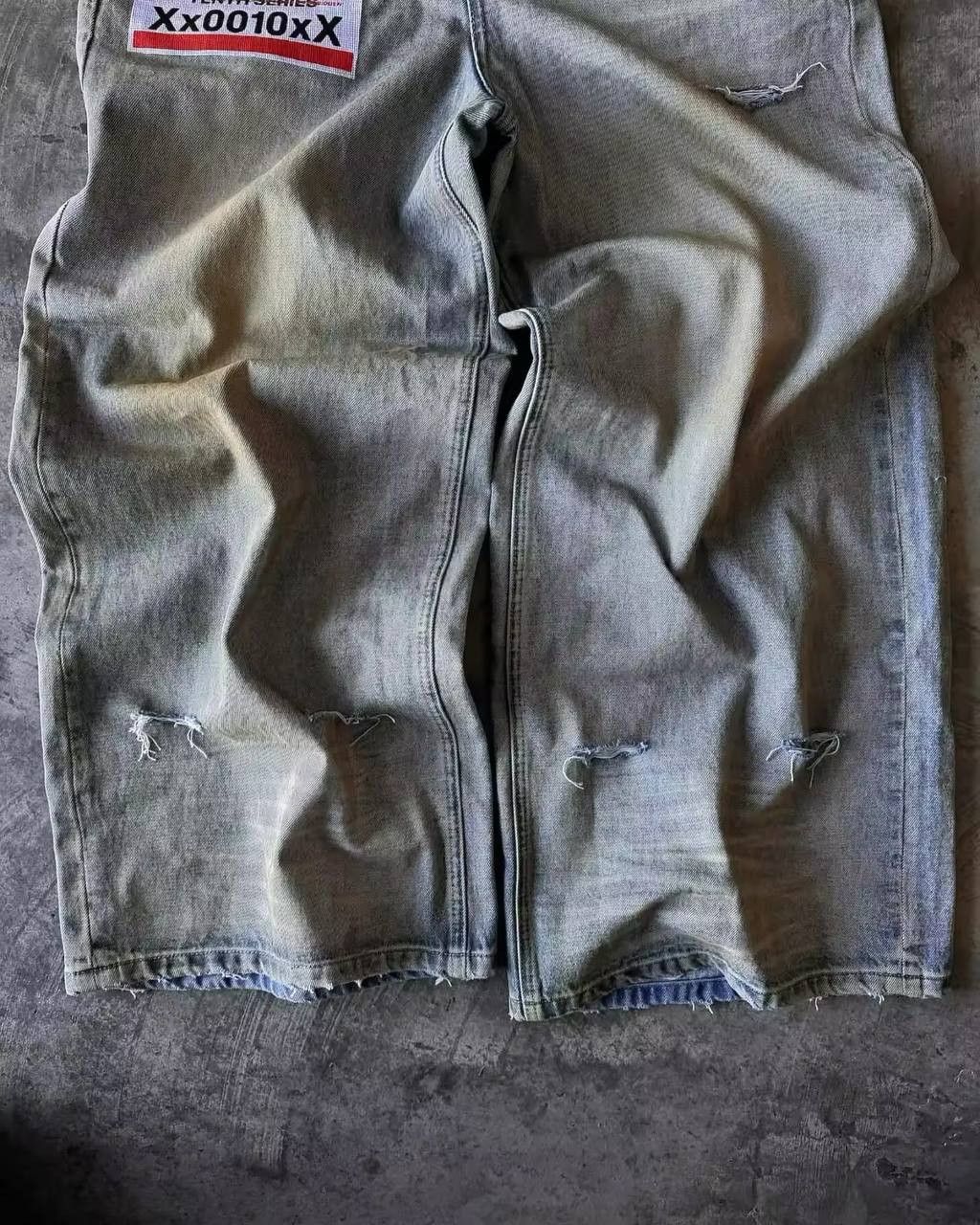 street baggy double-waisted jeans.