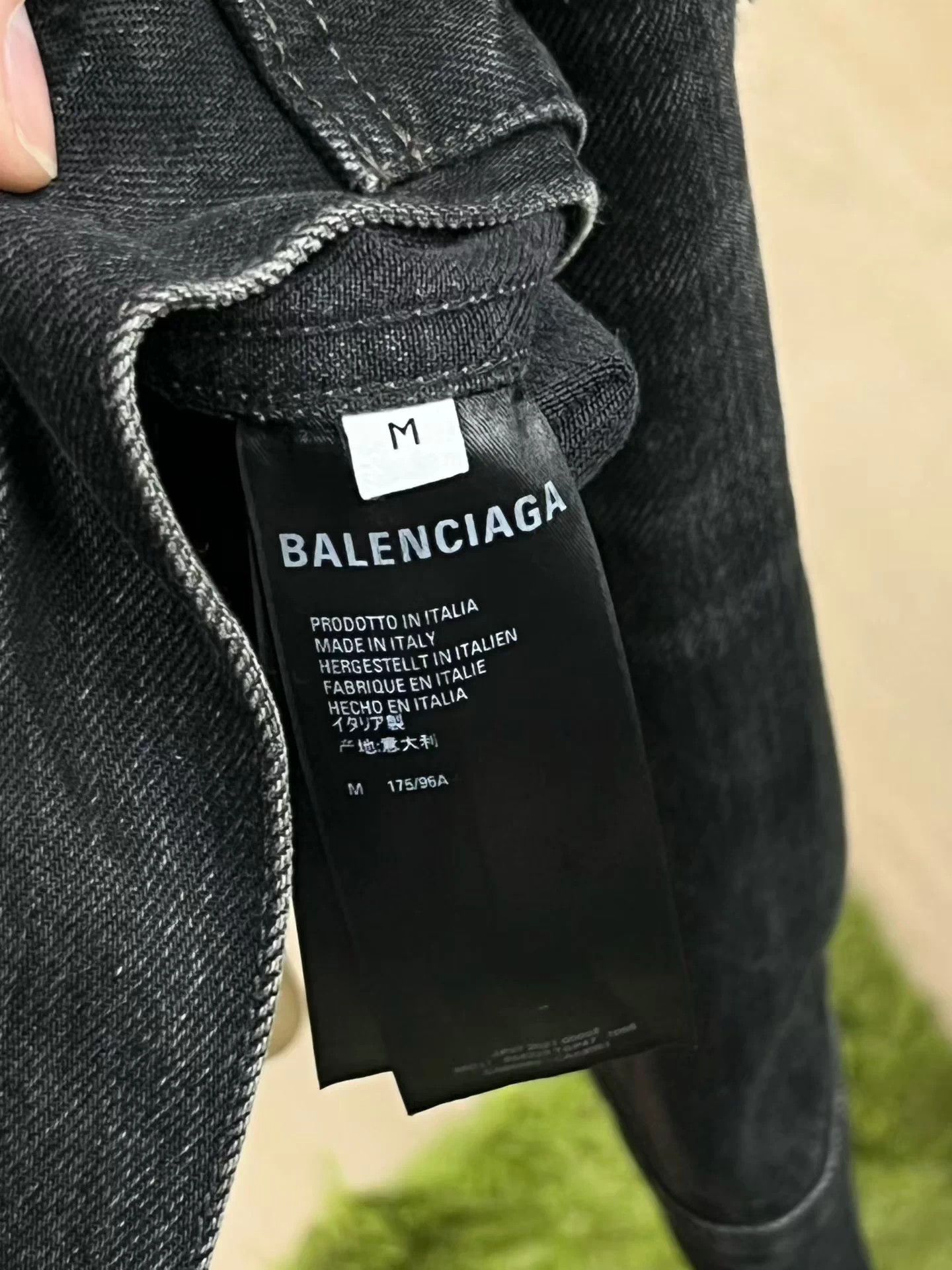 Balenciaga Balenciaga black embroidered distressed denim jacket M Size US M / EU 48-50 / 2 - 7 Thumbnail