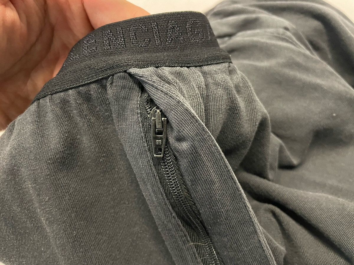 Balenciaga Balenciaga Vintage Black Logo Sweatpants Size US 30 / EU 46 - 19 Thumbnail