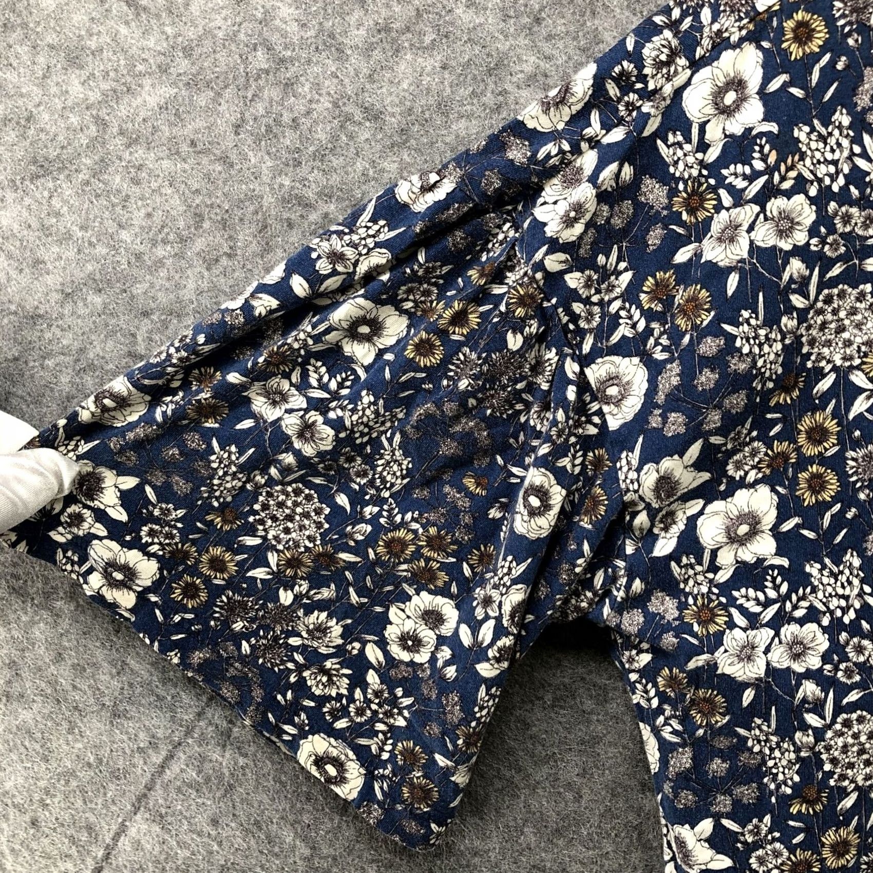 Uniqlo Uniqlo T-Shirt Womens S Blue Crewneck Short Sleeve Bell Ruffle Floral Size S / US 4 / IT 40 - 5 Thumbnail