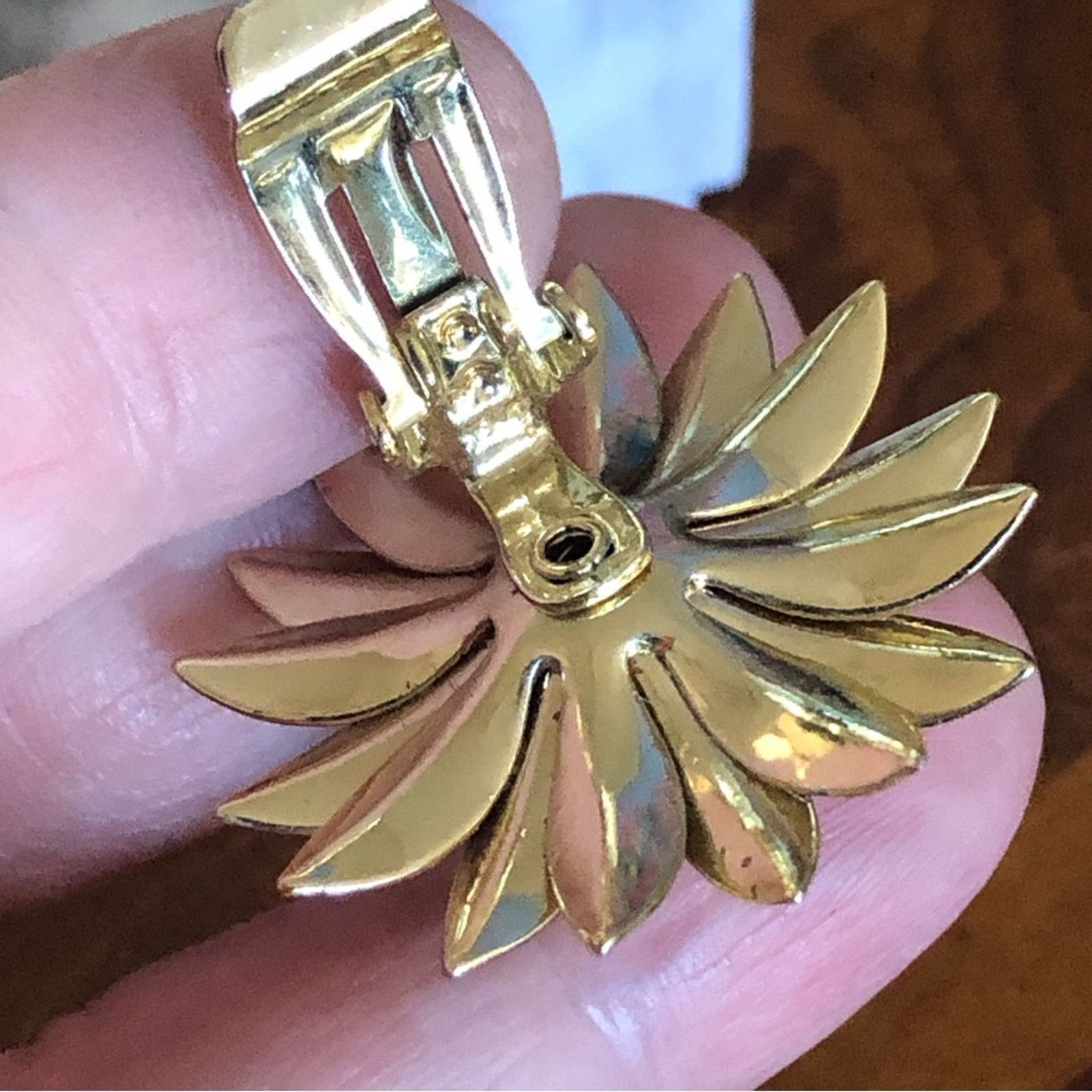Vintage Vintage 70s gold tone metal flower cluster clip on earrings Size ONE SIZE - 8 Thumbnail