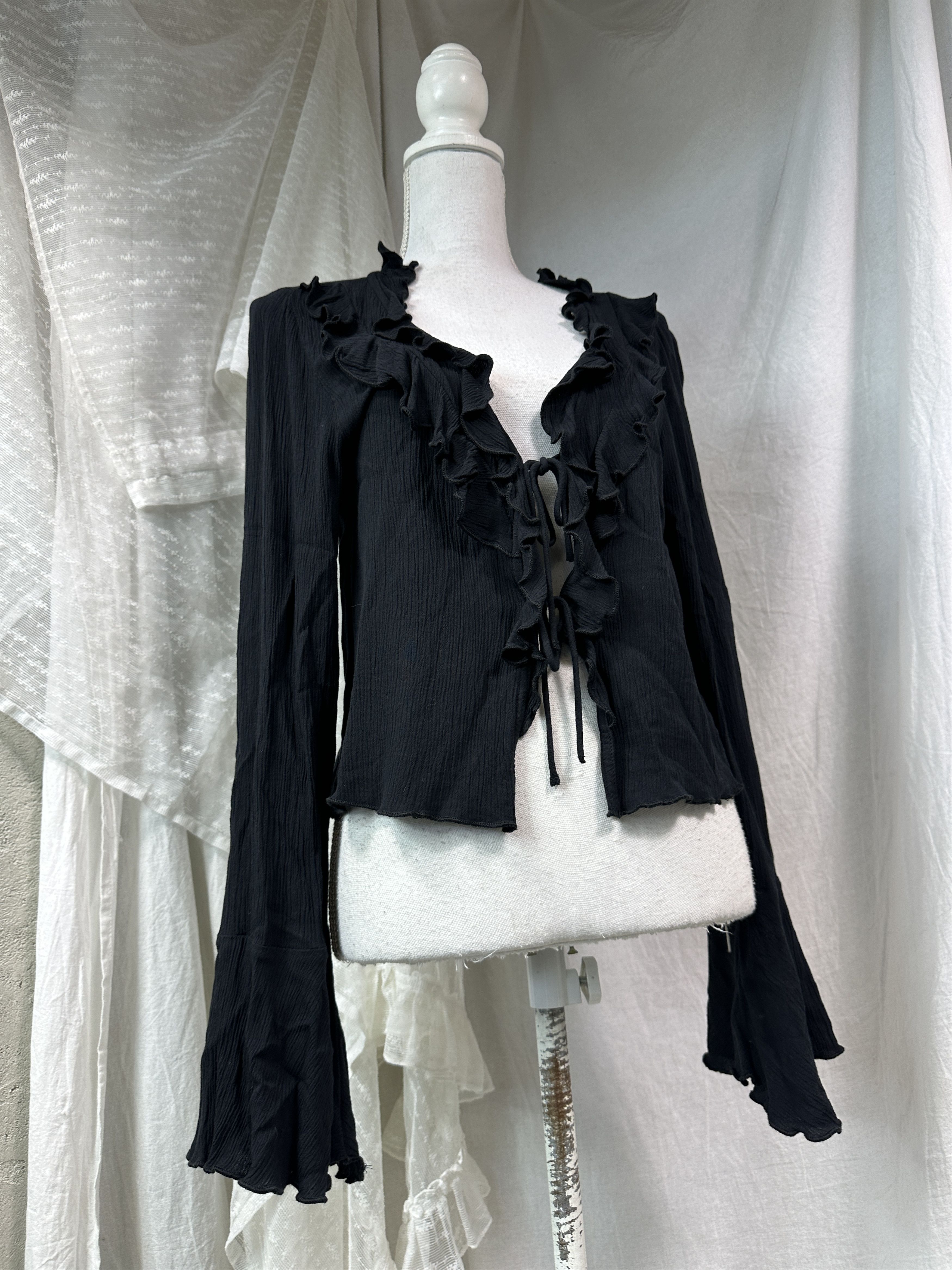 Vintage Vintage Pleated Flared Sleeves Gothic Romantic Shirt Size M / US 6-8 / IT 42-44 - 1 Thumbnail