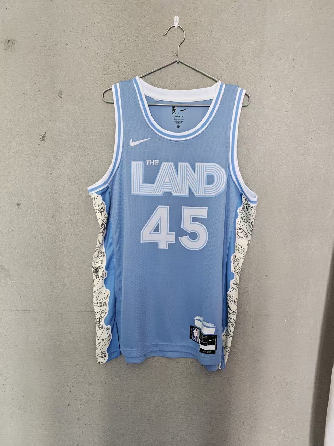 NBA Cleveland Cavaliers #45 Donovan Mitchell Jersey L Size US L / EU 52-54 / 3 - 2 Thumbnail