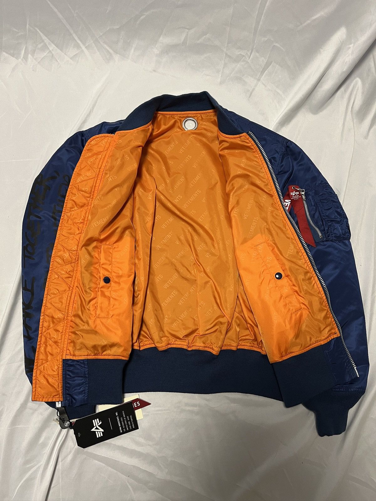 Vetements Vetements Reversibel Blue Fist Bomber Size US S / EU 44-46 / 1 - 3 Thumbnail