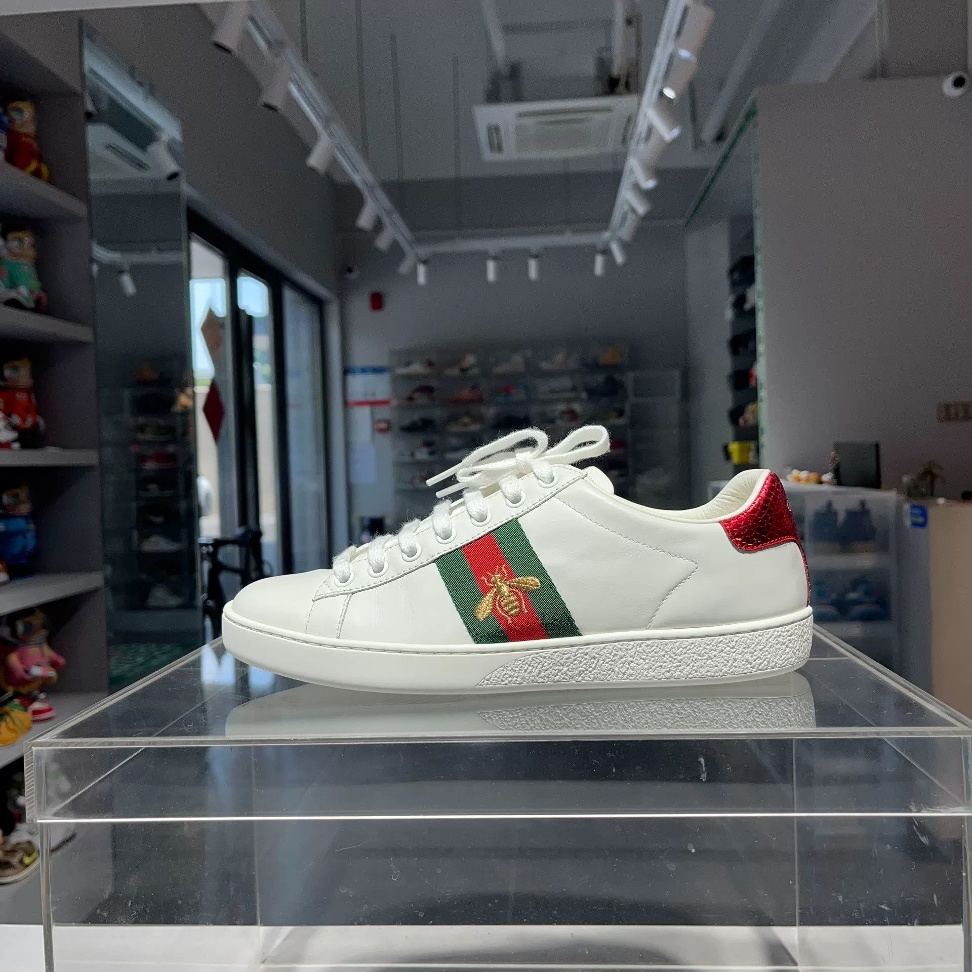Gucci Gucci White Lowtop Sneakers us_7-5 Women Size US 7.5 / IT 37.5 - 1 Thumbnail