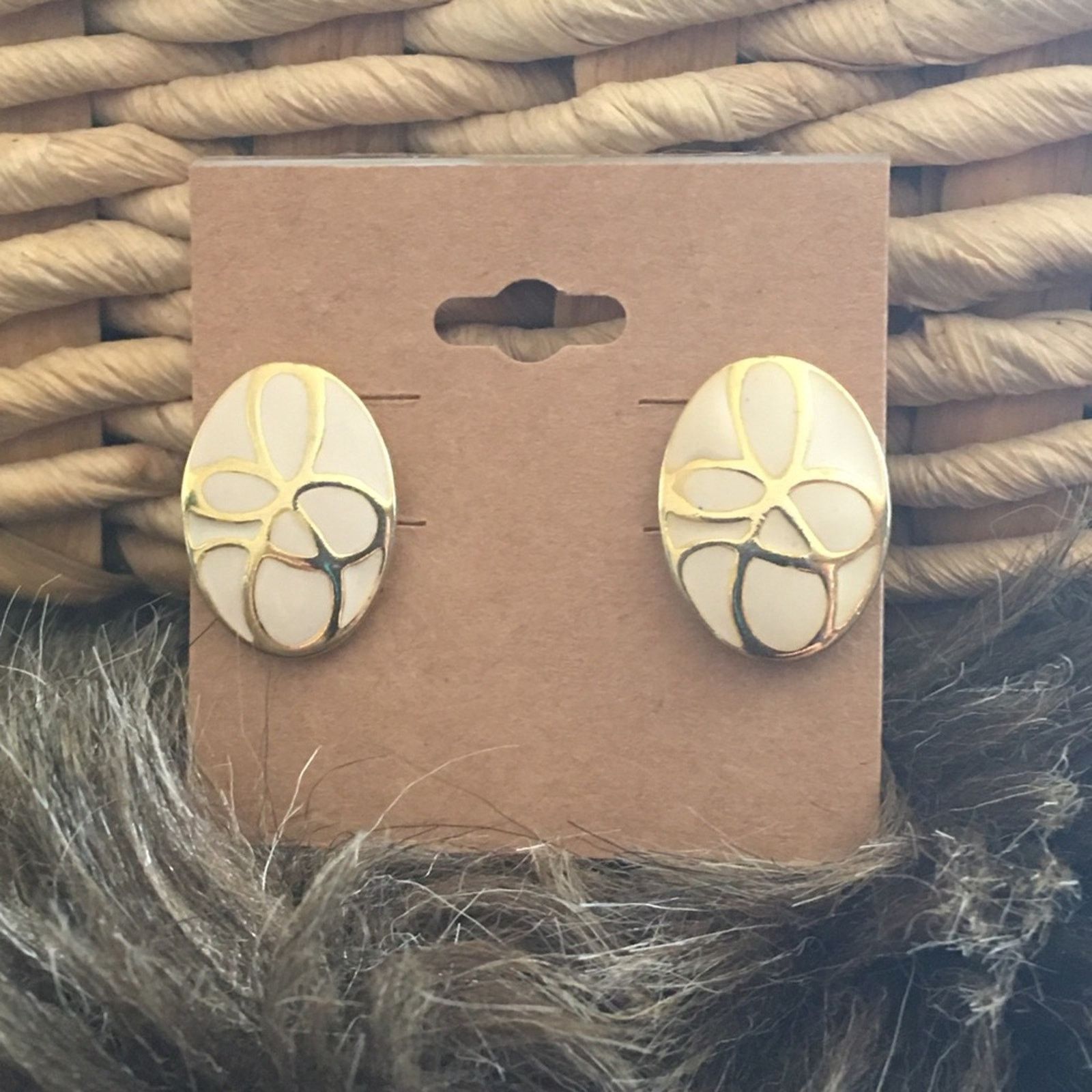 Vintage Vintage cream enamel gold setting pierced earrings Size ONE SIZE - 1 Thumbnail