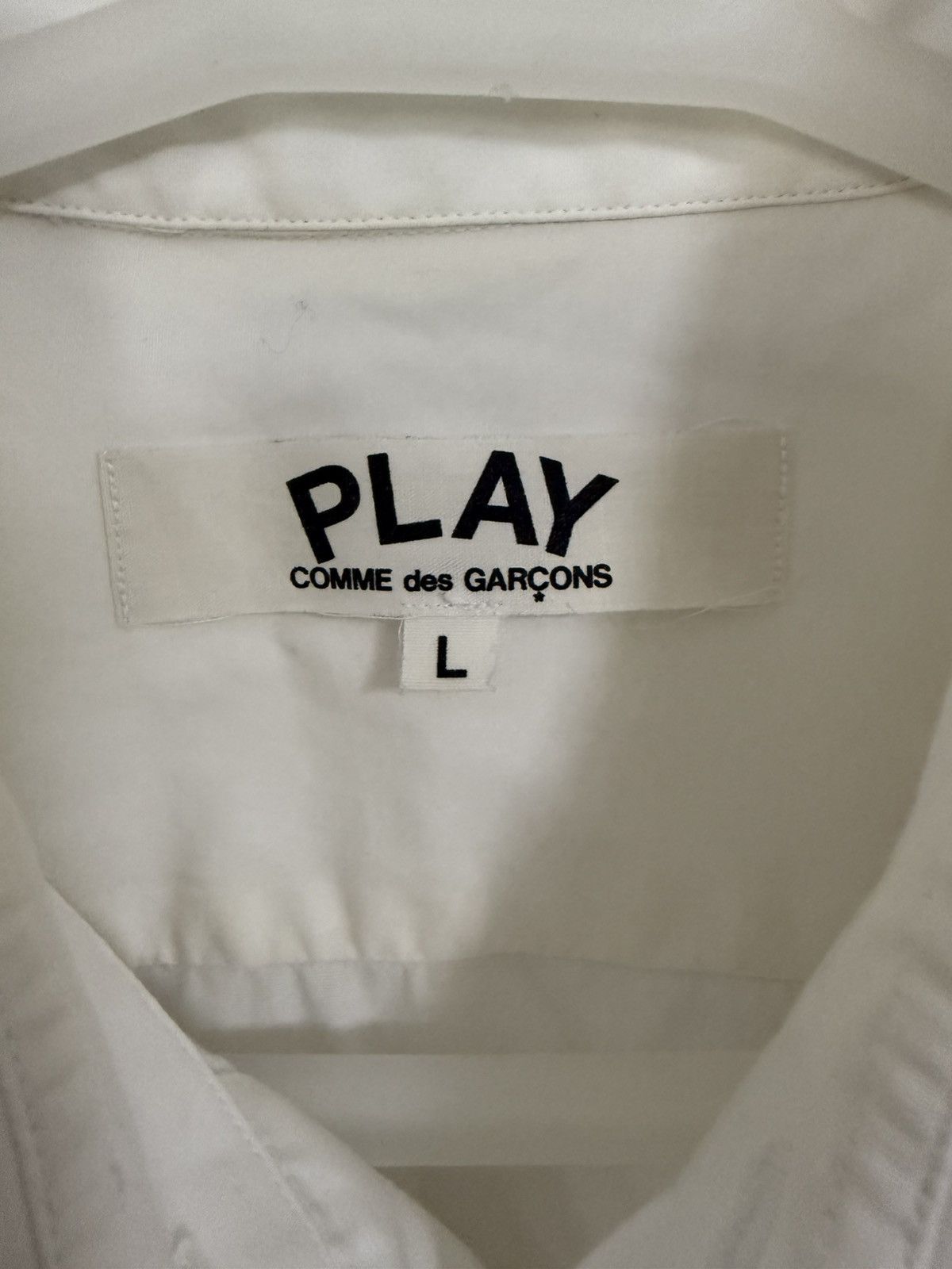 Comme des Garcons Homme Plus COMME DES GARCONS PLAY WHITE BUTTON UP RED SMALL LOVE EMOJI Size L / US 10 / IT 46 - 4 Thumbnail