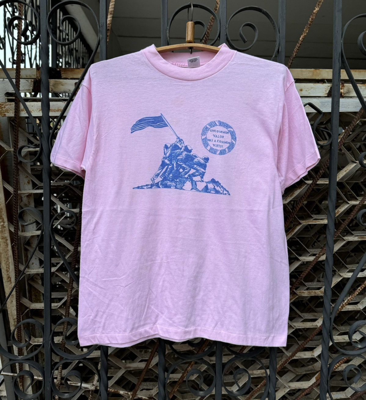 Vintage Vintage 80s Uncommon Valor Was a Common Virtue T shirt WW2 Size US L / EU 52-54 / 3 - 1 Thumbnail