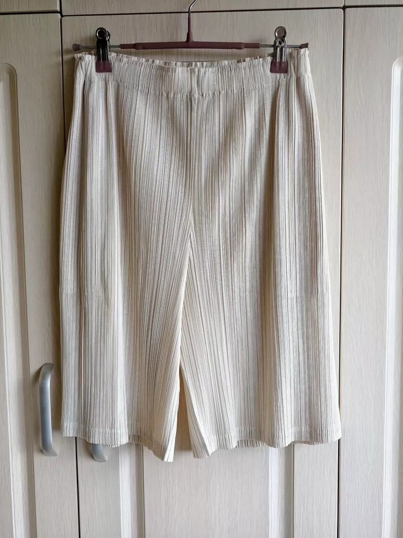 Issey Miyake Issey Miyake size:3 Beige pleated shorts Size 22" - 1 Thumbnail