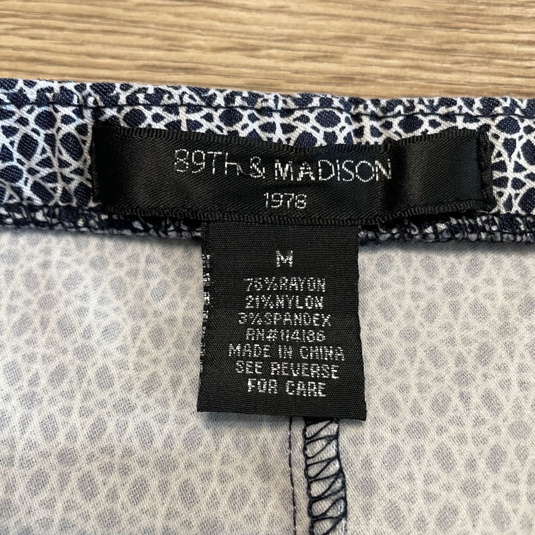 Vintage 89th & Madison Women's Size M Knee Length Straight Pencil Skirt Blue/White Geometric Stretch Stretch & Elastic Waist Casual Workwear Size 32" / US 10 / IT 46 - 2 Thumbnail